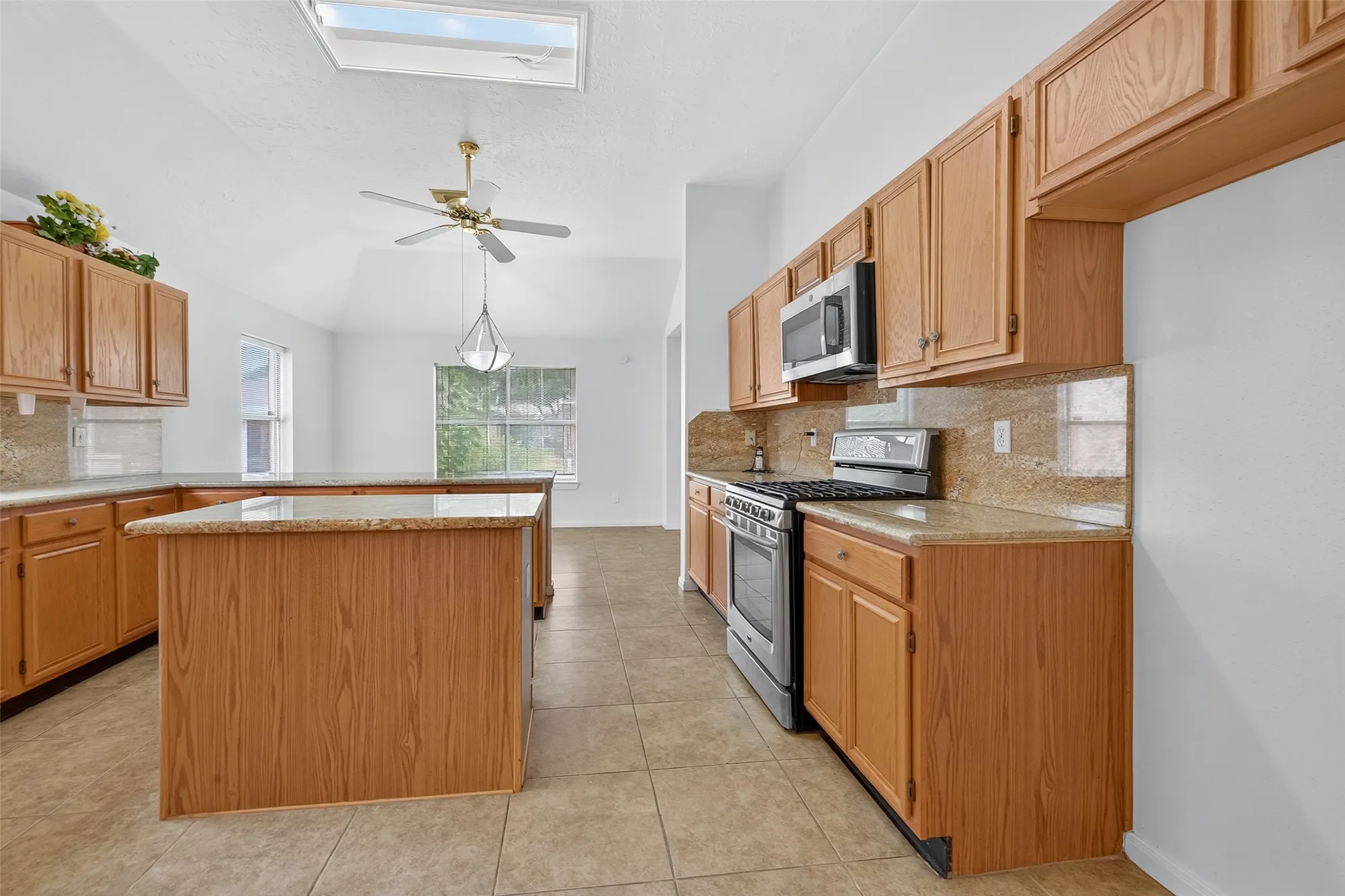 Property Slideshow image 18 of 44 | 914 w peach hollow cir, Pearland, TX, 77584