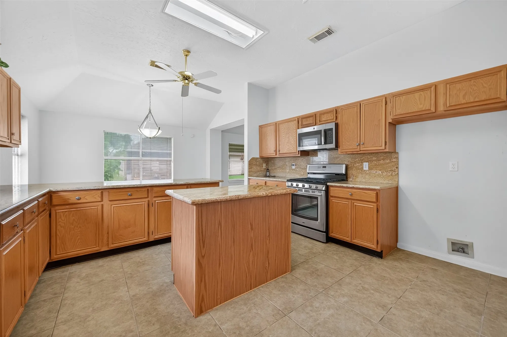 Property Slideshow image 19 of 44 | 914 w peach hollow cir, Pearland, TX, 77584