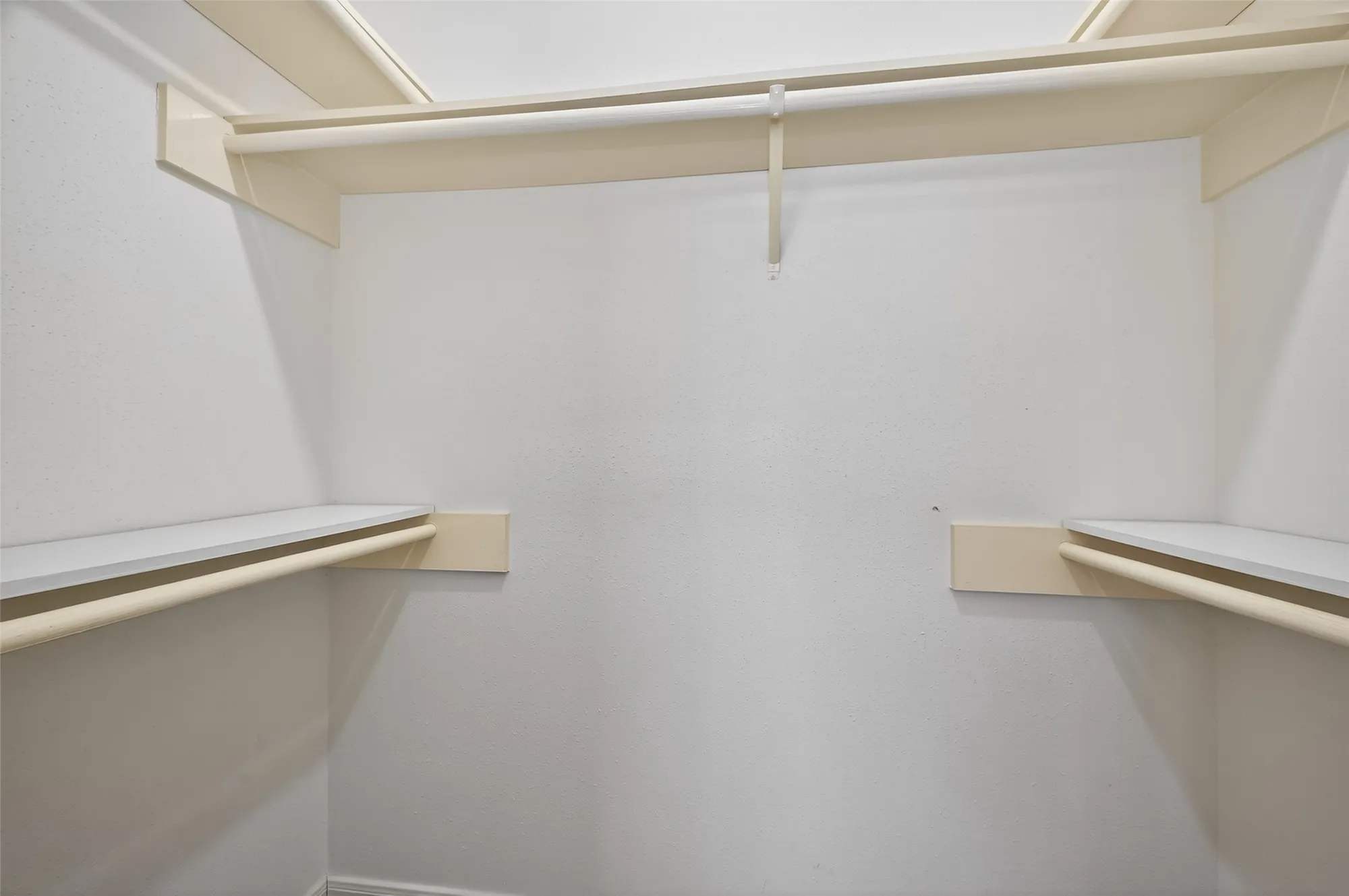 Property Slideshow image 28 of 44 | 914 w peach hollow cir, Pearland, TX, 77584