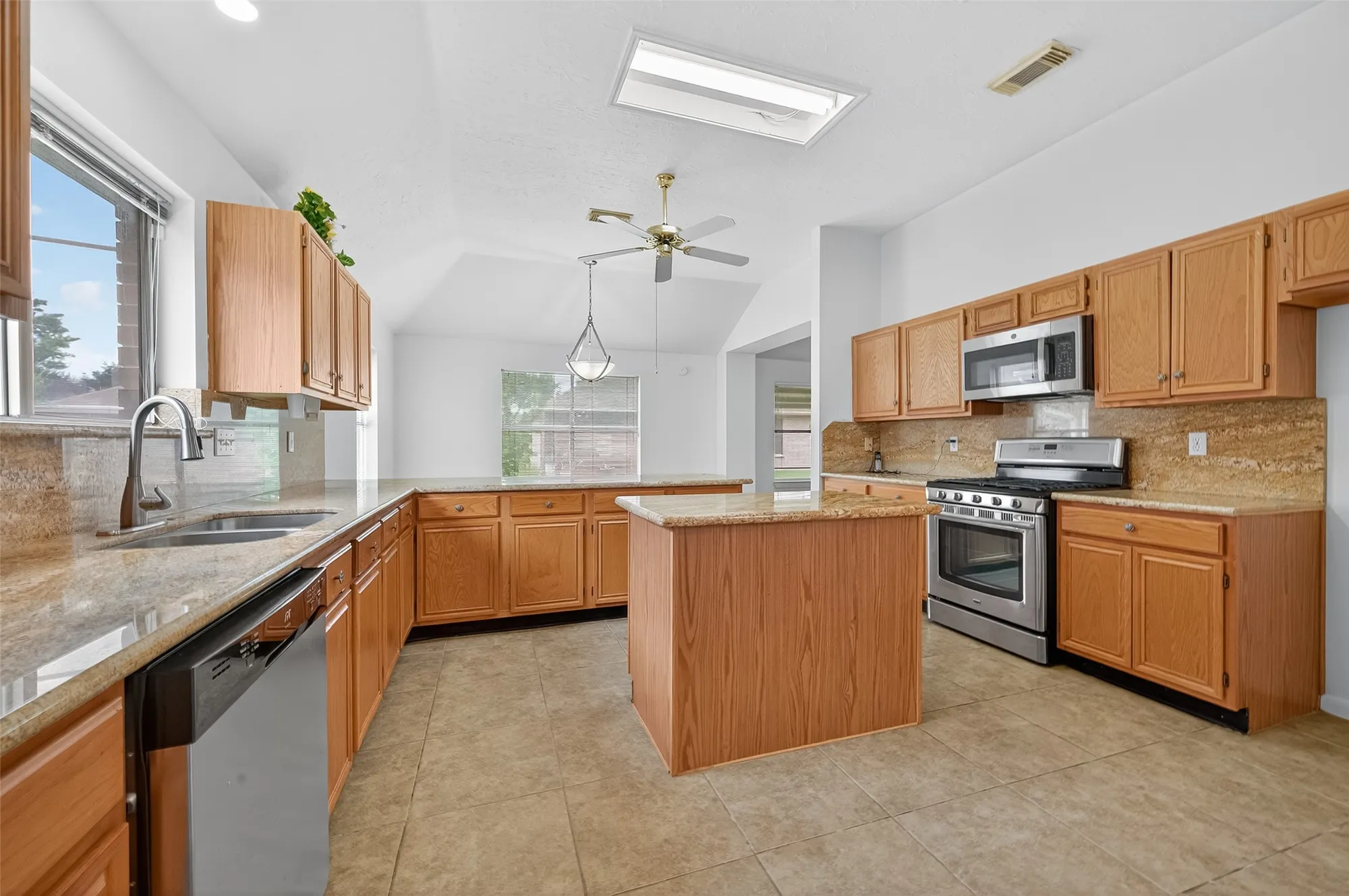 Property Slideshow image 21 of 44 | 914 w peach hollow cir, Pearland, TX, 77584