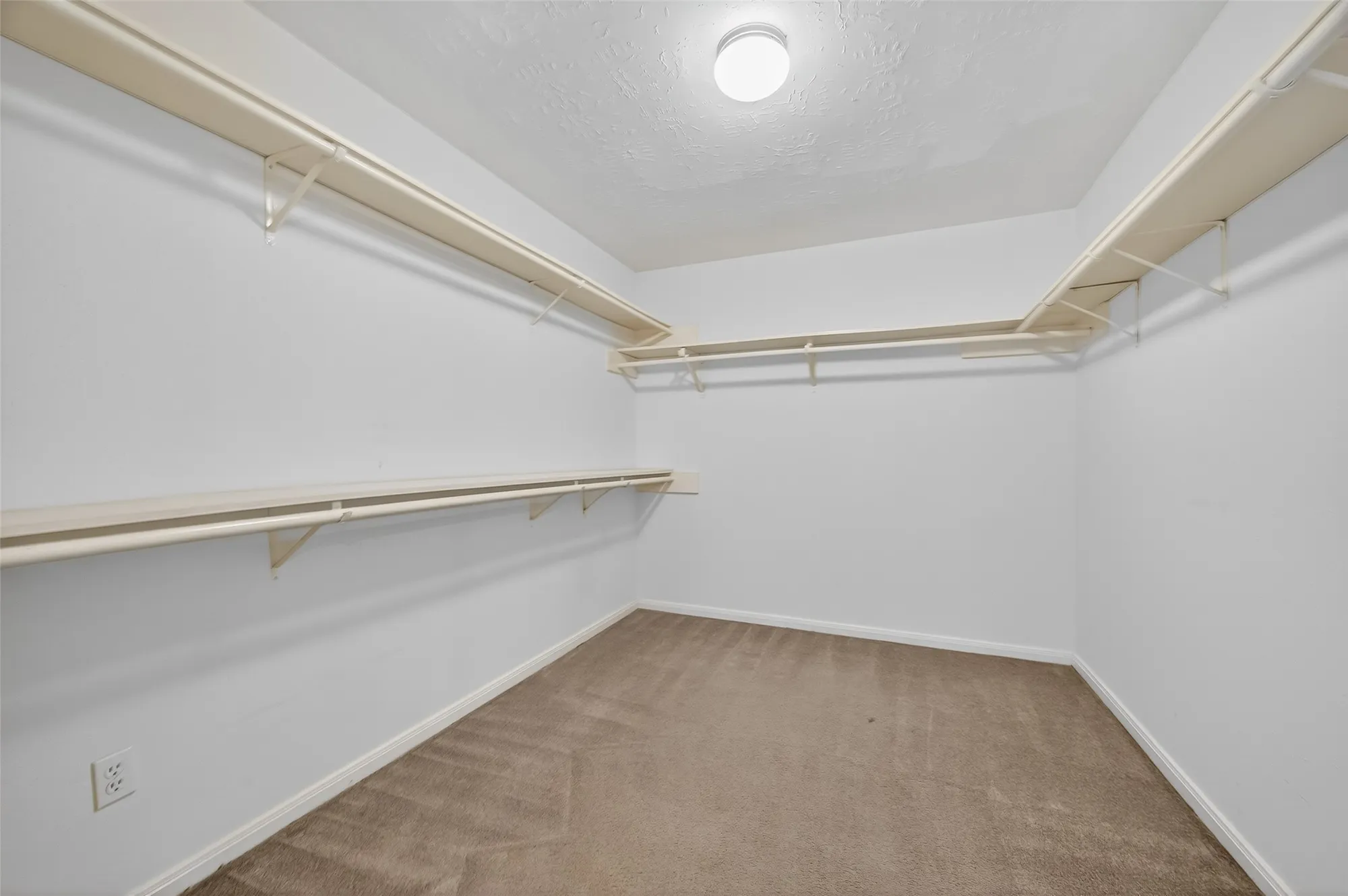 Property Slideshow image 36 of 44 | 914 w peach hollow cir, Pearland, TX, 77584