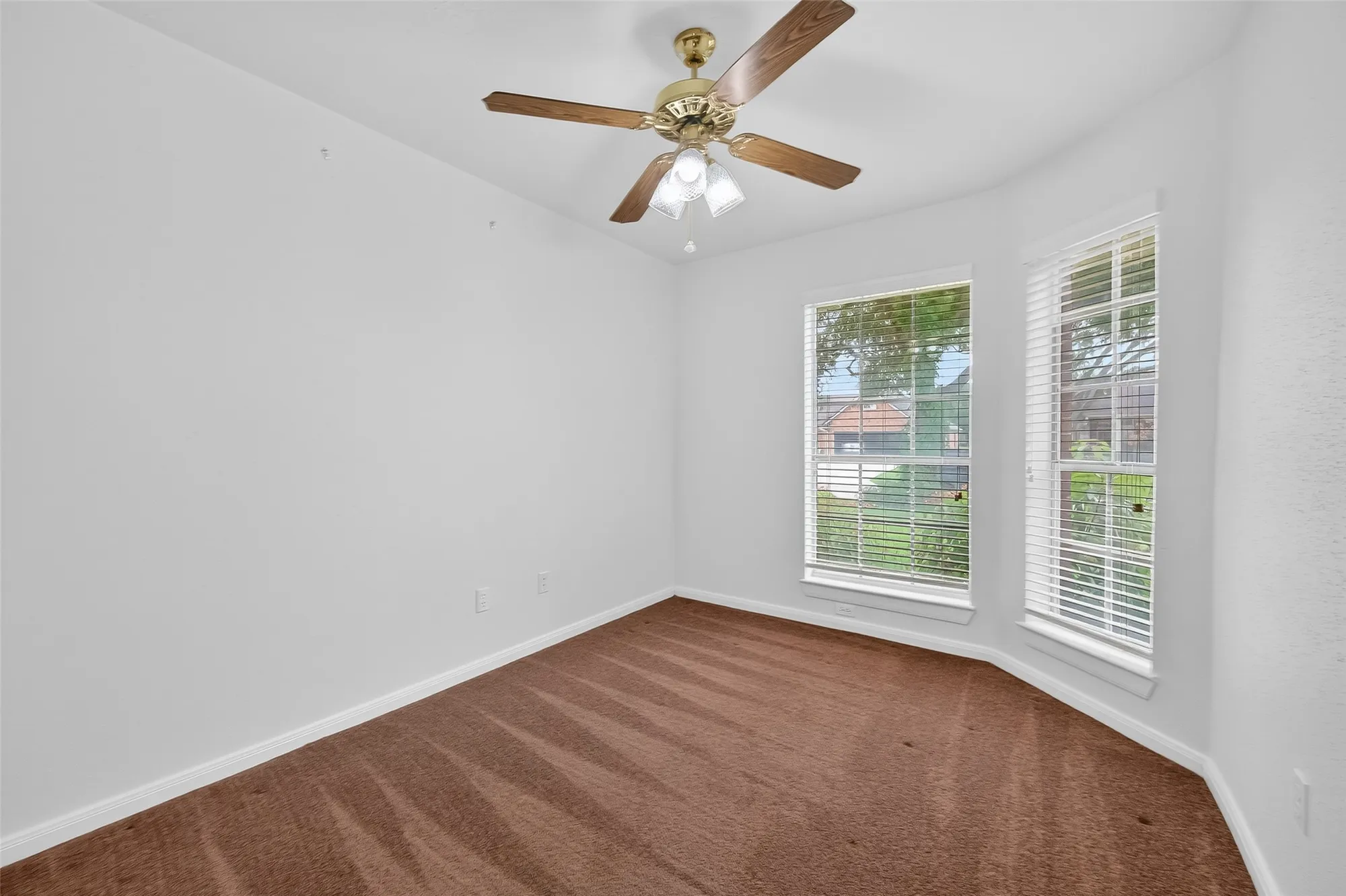 Property Slideshow image 7 of 44 | 914 w peach hollow cir, Pearland, TX, 77584