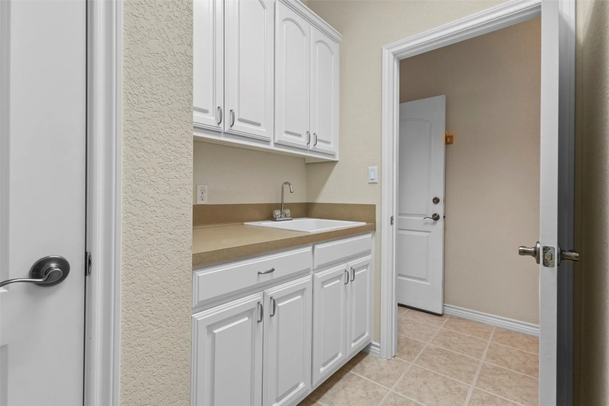 Property Slideshow image 27 of 38 | 304 brazos dr, Georgetown, TX, 78628