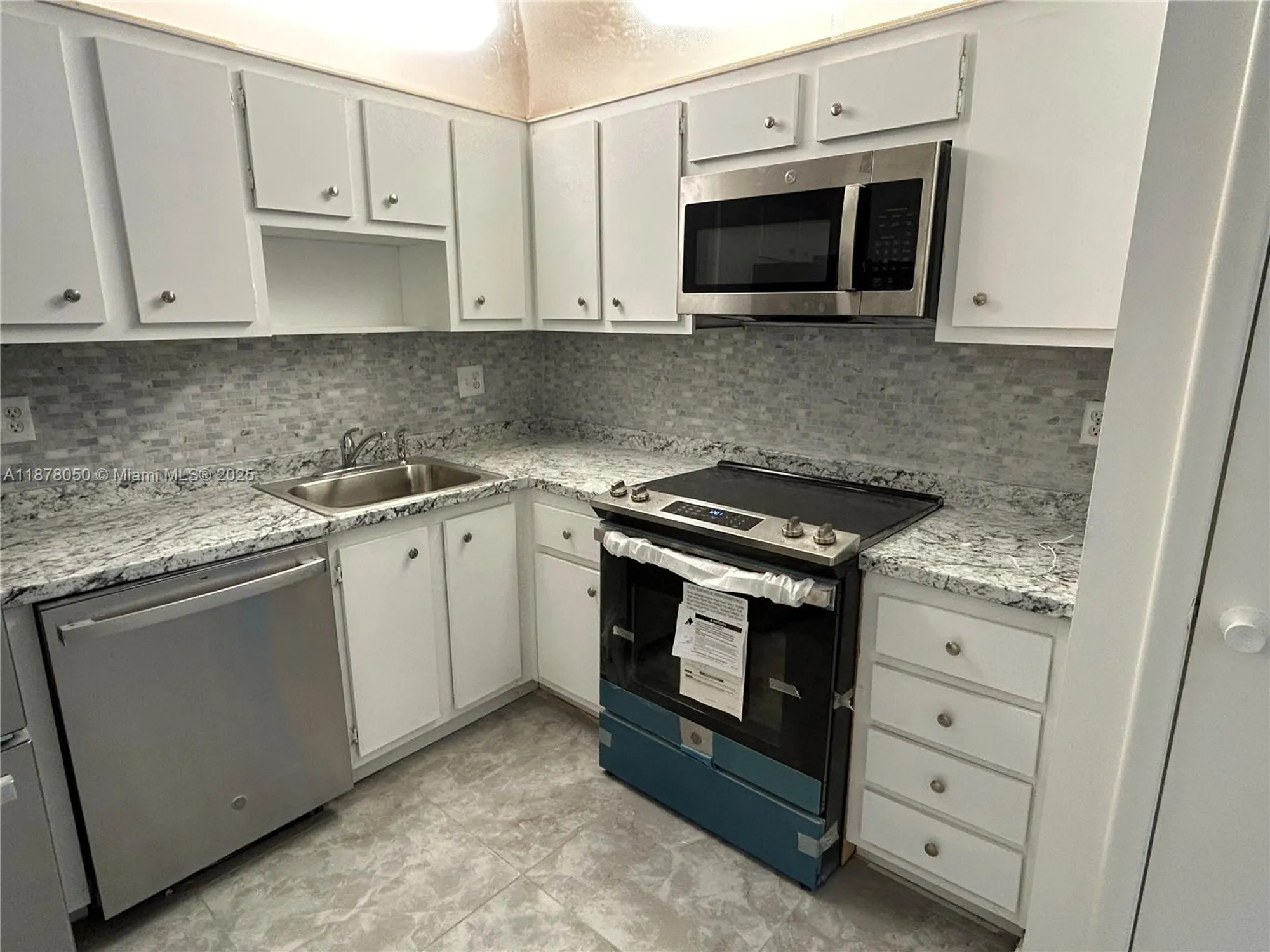 Property Slideshow image 2 of 17 | 2061 nw 47th ter 212, Lauderhill, FL, 33313