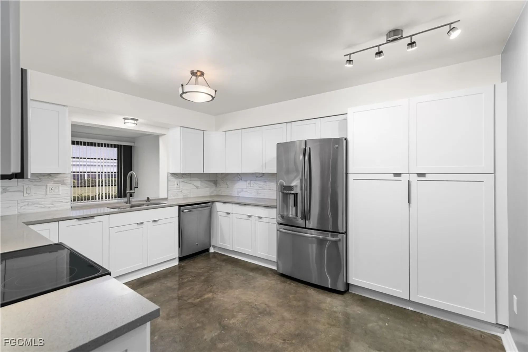 Property Slideshow image 3 of 19 | 1331 s brandywine cir, Fort Myers, FL, 33919