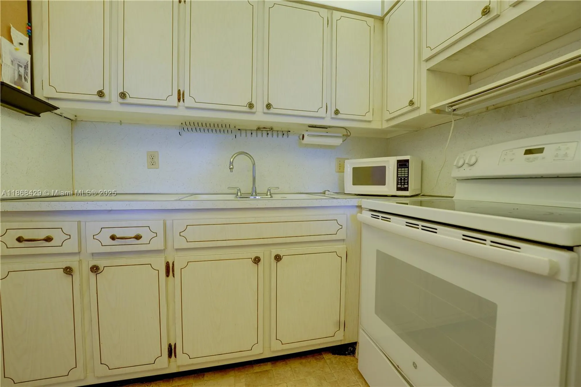 Property Slideshow image 7 of 28 | 3280 cynthia ln apt 205, Lake Worth, FL, 33461