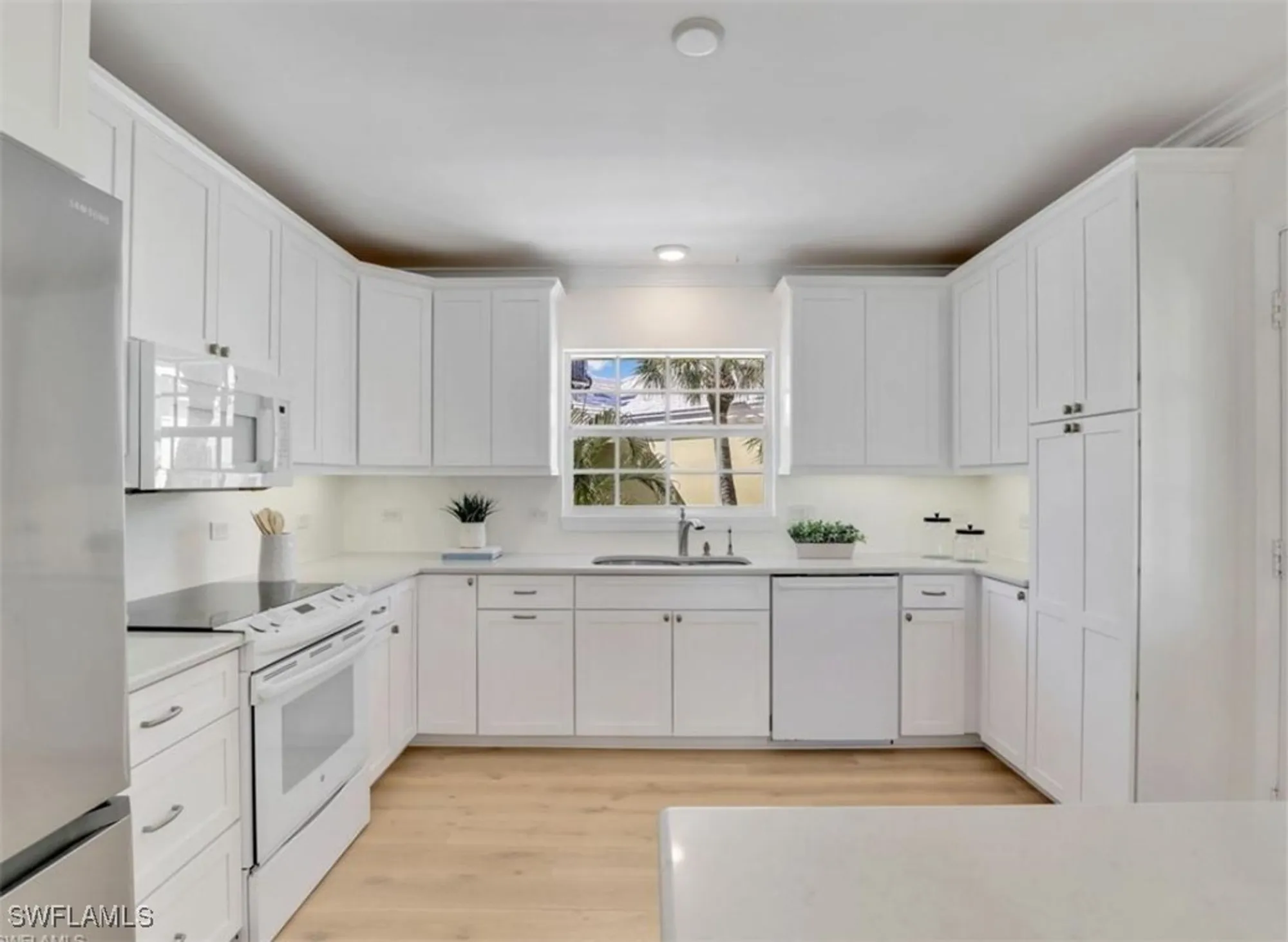 Property Slideshow image 6 of 40 | 2601 gulf shore blvd 34, Naples, FL, 34103