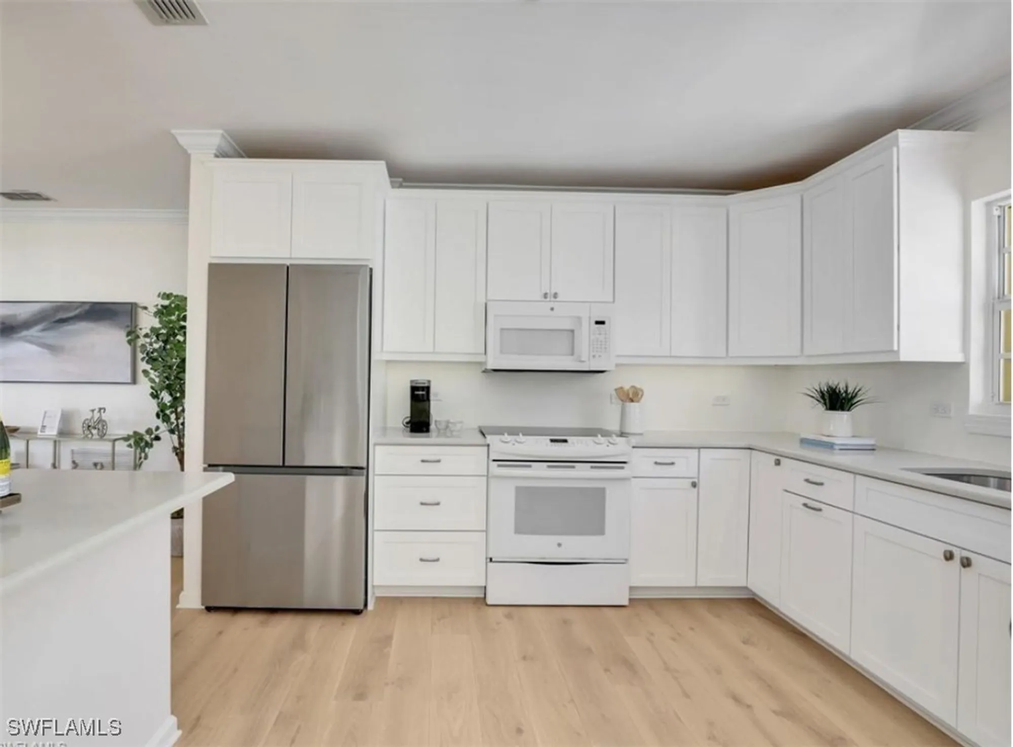 Property Slideshow image 7 of 40 | 2601 gulf shore blvd 34, Naples, FL, 34103