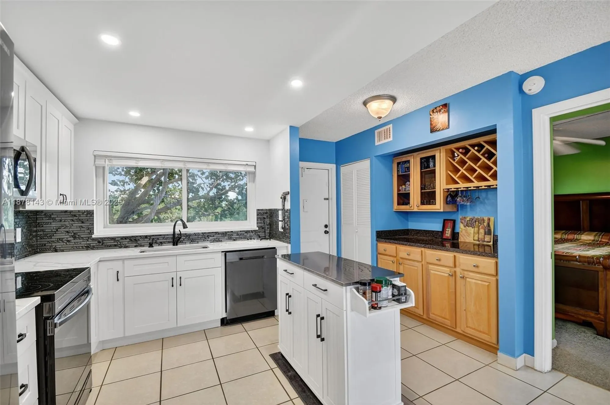 Property Slideshow image 4 of 52 | 2000 s federal hwy apt 304, Boynton Beach, FL, 33435