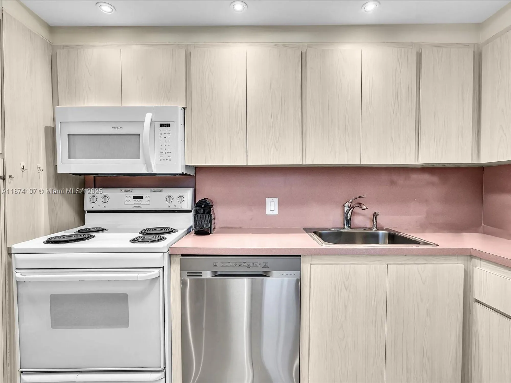 Property Slideshow image 17 of 55 | 20400 w country club dr 605, Aventura, FL, 33180