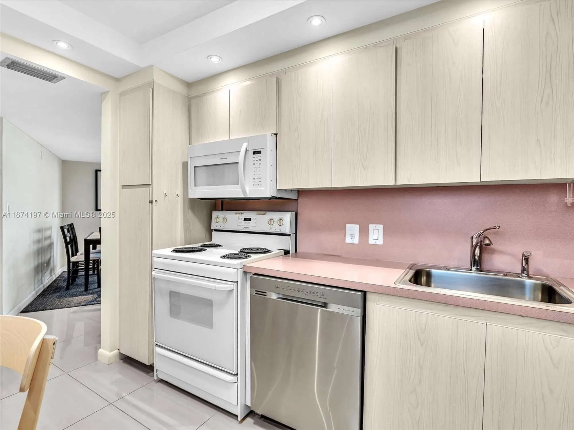 Property Slideshow image 18 of 55 | 20400 w country club dr 605, Aventura, FL, 33180