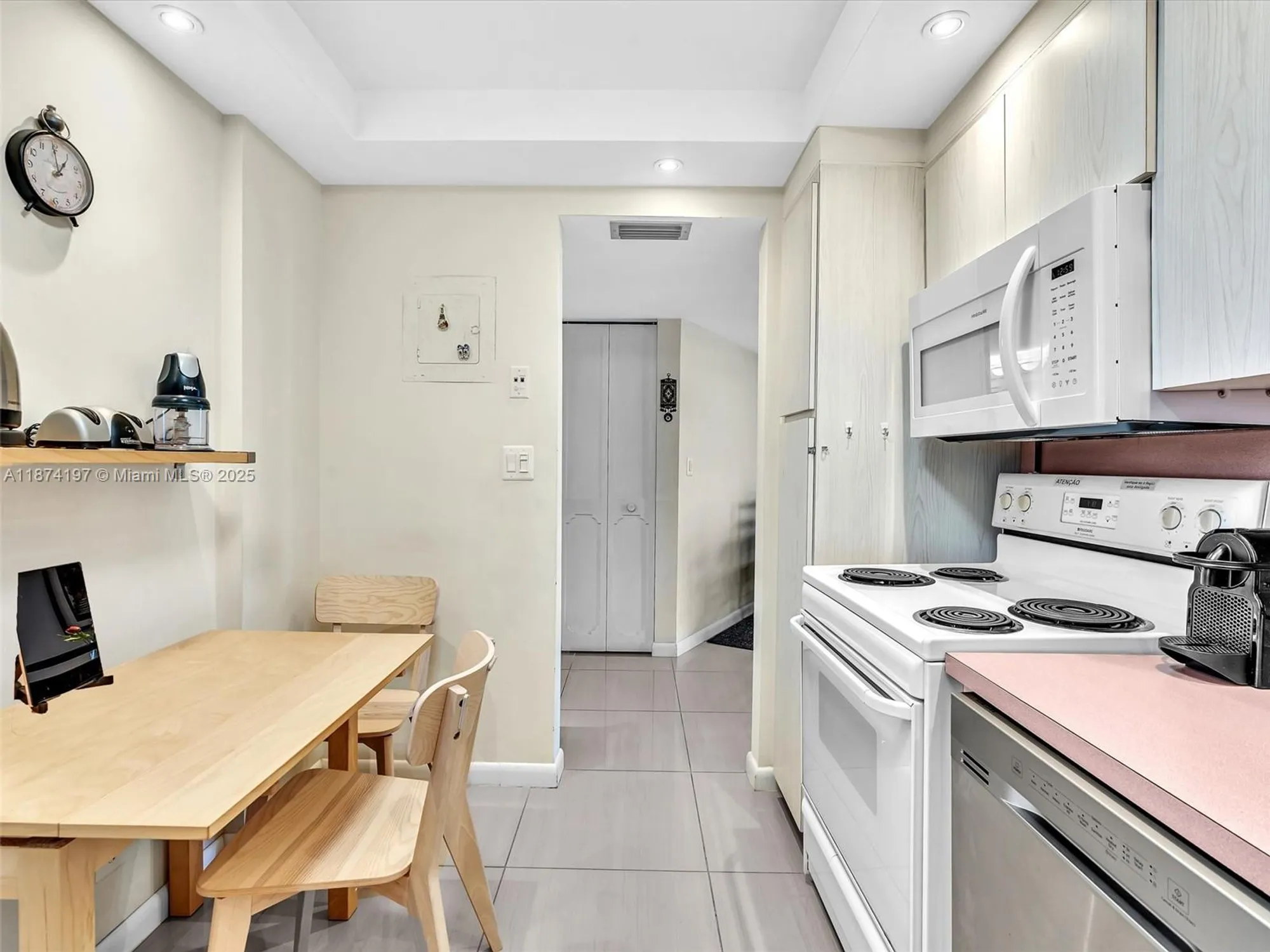 Property Slideshow image 19 of 55 | 20400 w country club dr 605, Aventura, FL, 33180