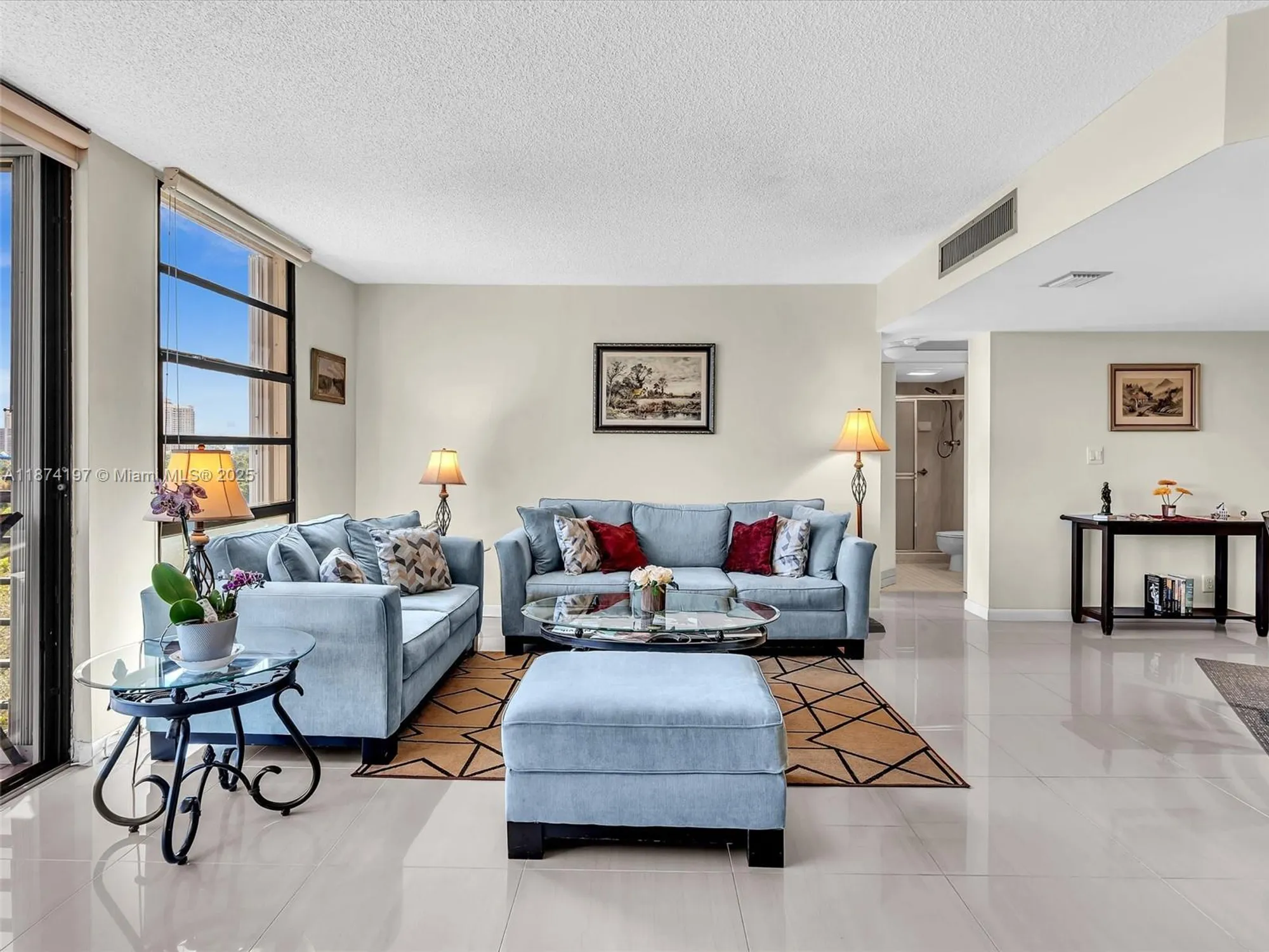 Property Slideshow image 11 of 55 | 20400 w country club dr 605, Aventura, FL, 33180