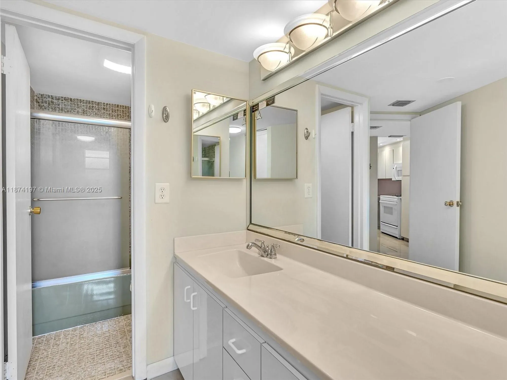 Property Slideshow image 23 of 55 | 20400 w country club dr 605, Aventura, FL, 33180