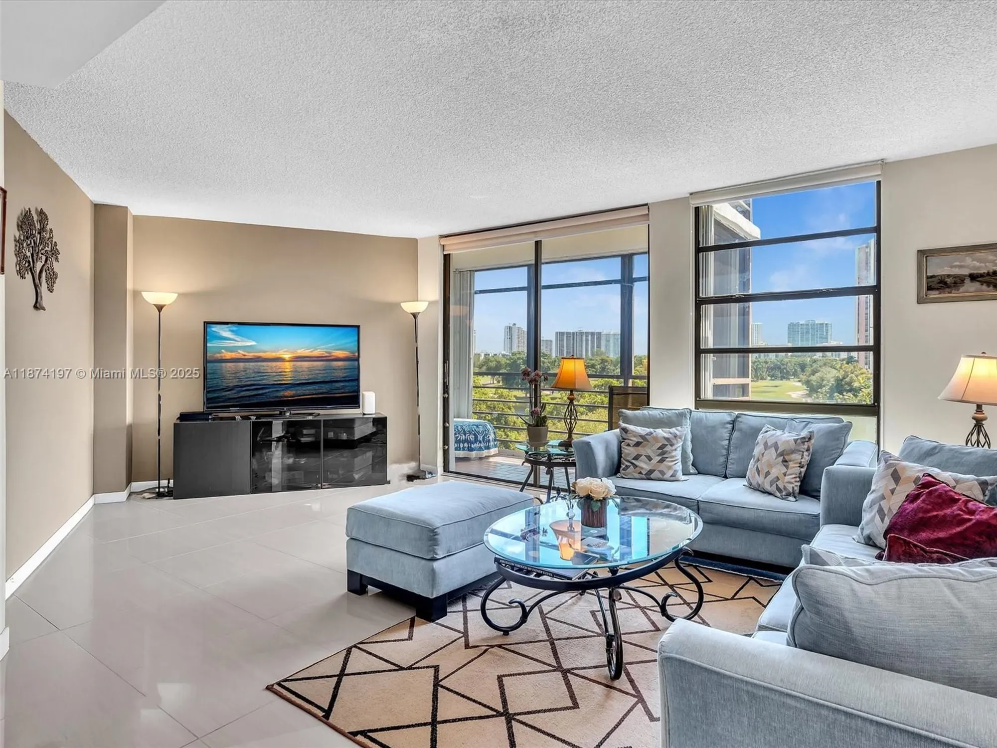 Property Slideshow image 9 of 55 | 20400 w country club dr 605, Aventura, FL, 33180