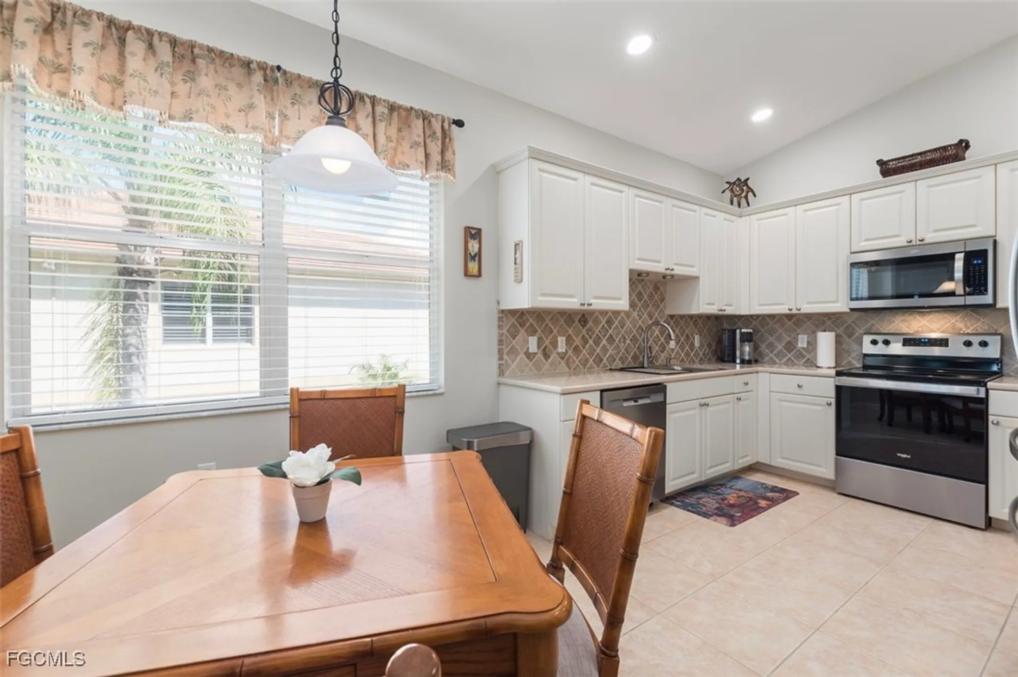 Property Slideshow image 21 of 40 | 3021 meandering way 202, Fort Myers, FL, 33905