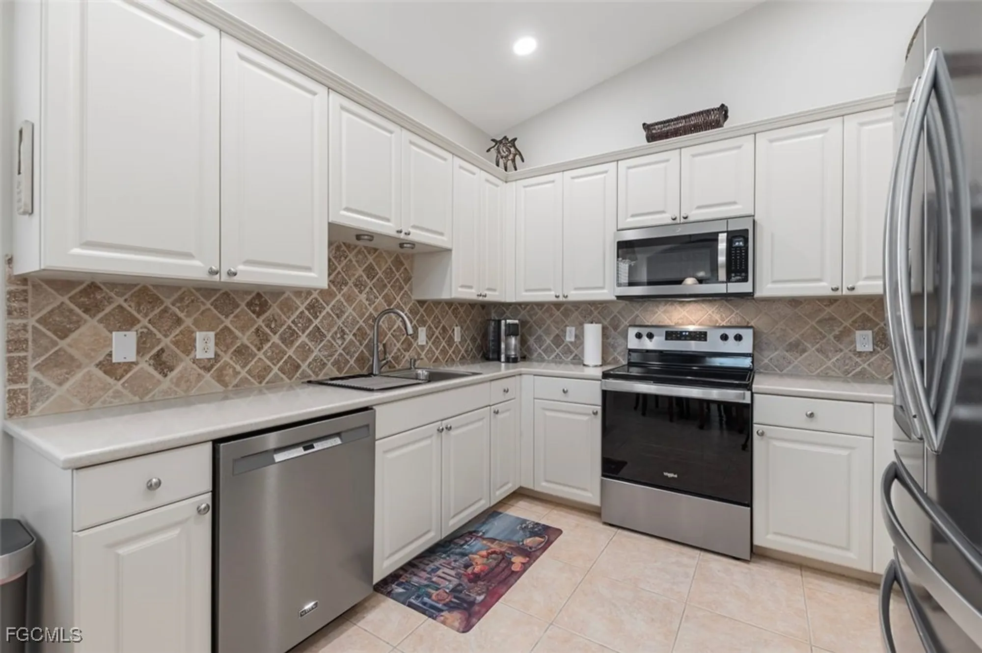 Property Slideshow image 22 of 40 | 3021 meandering way 202, Fort Myers, FL, 33905