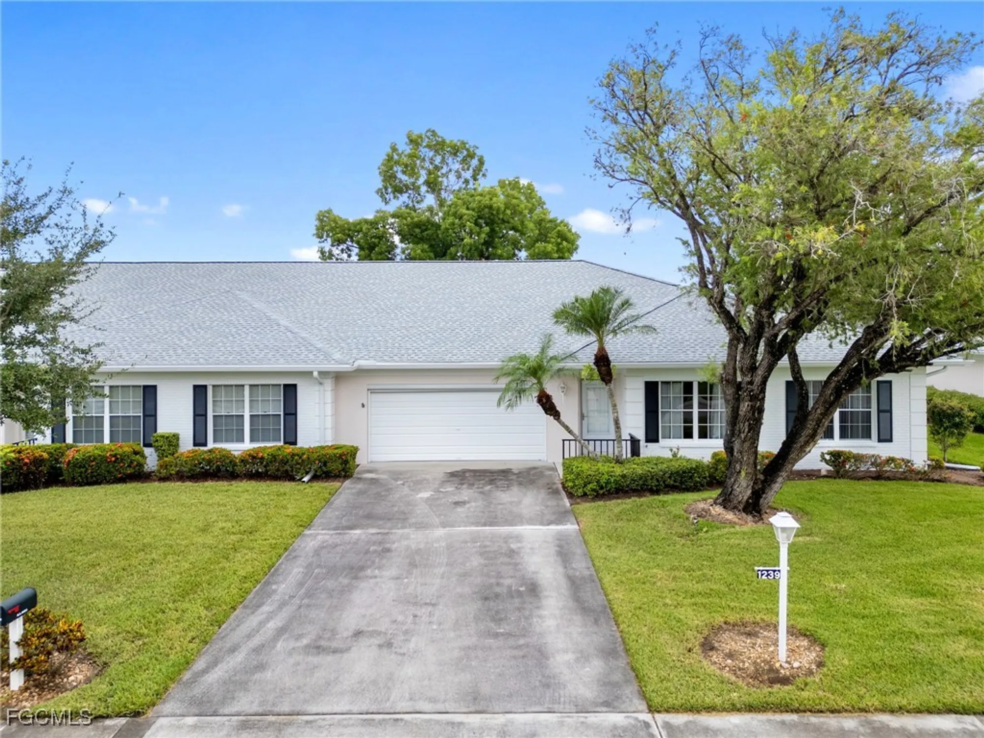 Property Slideshow image 1 of 35 | 1239 broadwater dr, Fort Myers, FL, 33919