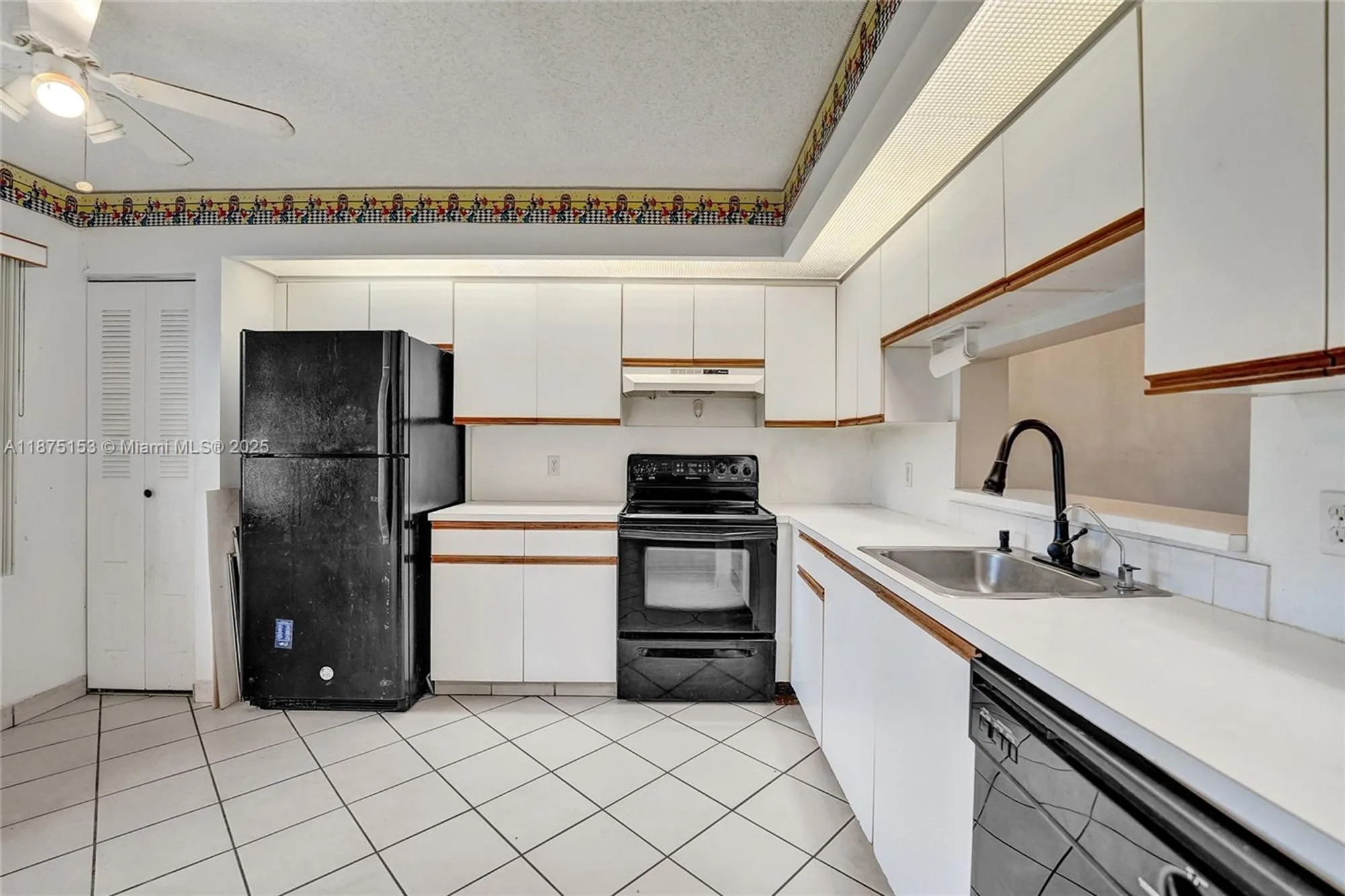 Property Slideshow image 10 of 28 | 300 sw 130th ter 110b, Pembroke Pines, FL, 33027