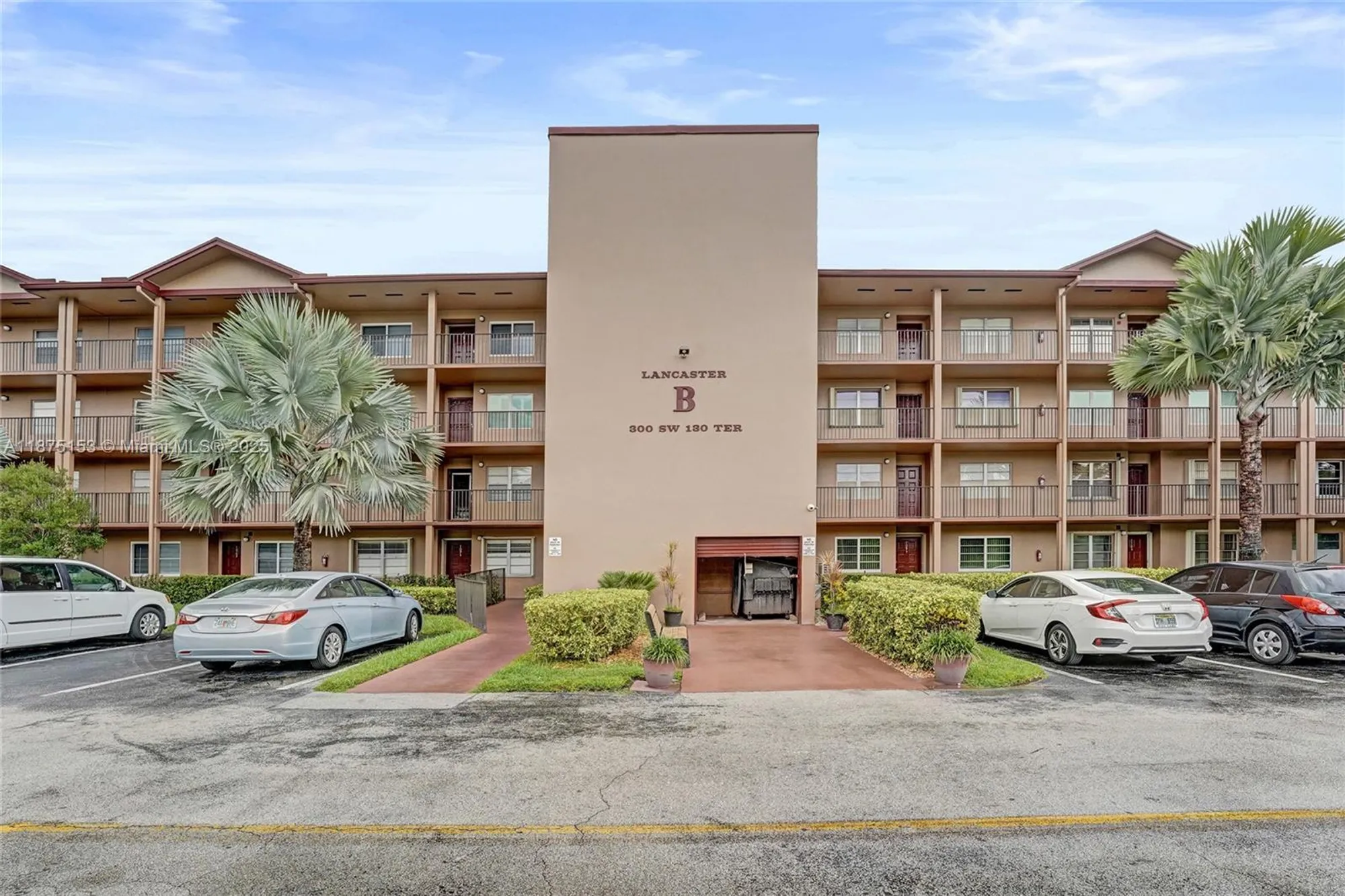 Property Slideshow image 2 of 28 | 300 sw 130th ter 110b, Pembroke Pines, FL, 33027