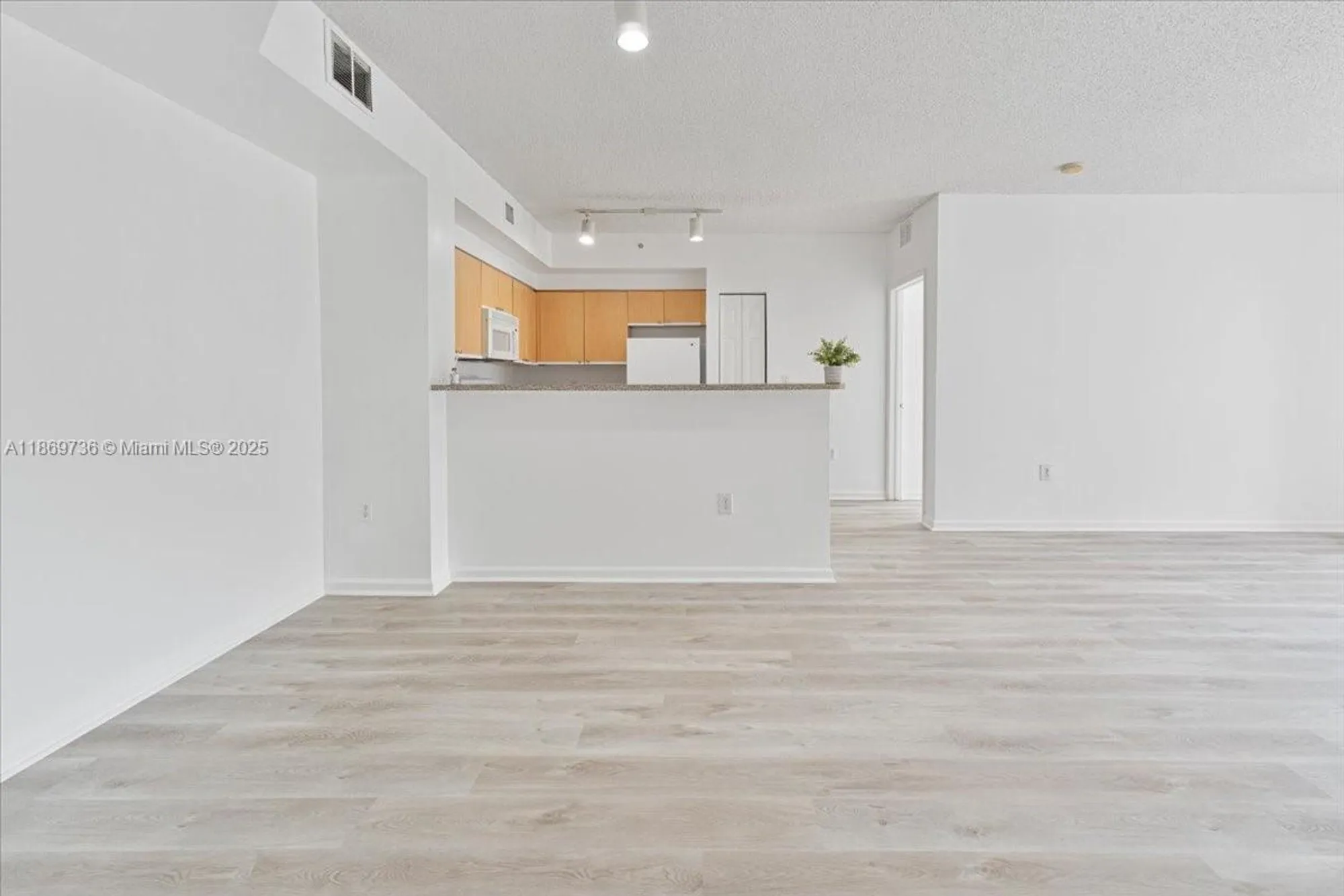 Property Slideshow image 4 of 31 | 7910 n nob hill rd apt 105, Tamarac, FL, 33321