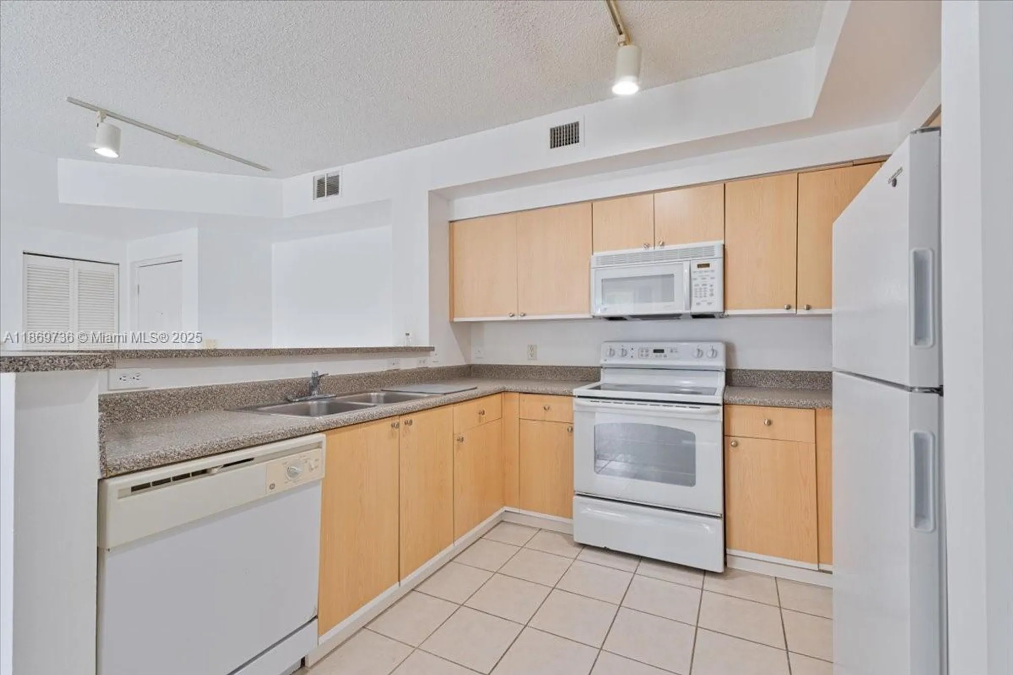 Property Slideshow image 5 of 31 | 7910 n nob hill rd apt 105, Tamarac, FL, 33321