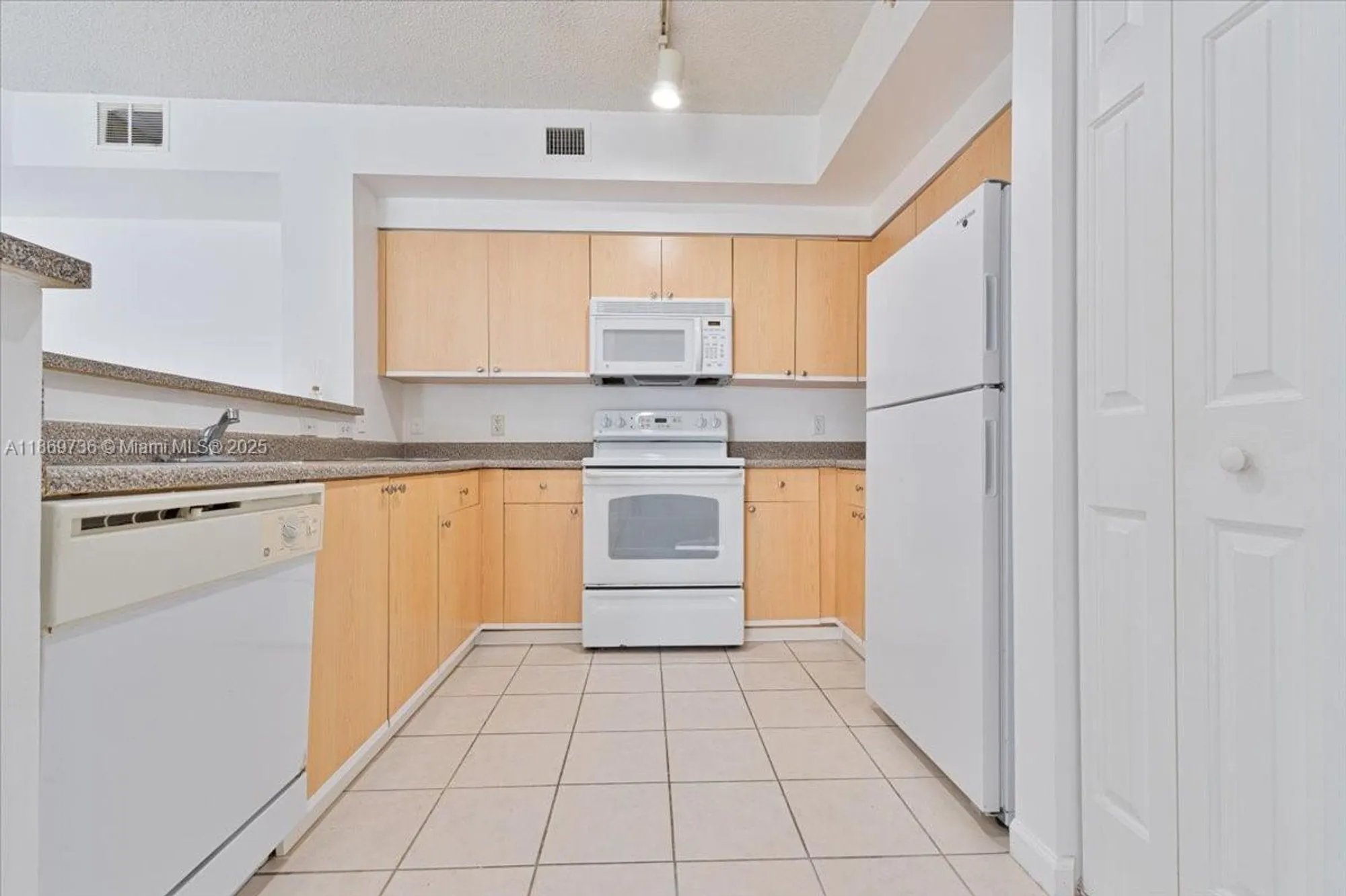 Property Slideshow image 6 of 31 | 7910 n nob hill rd apt 105, Tamarac, FL, 33321