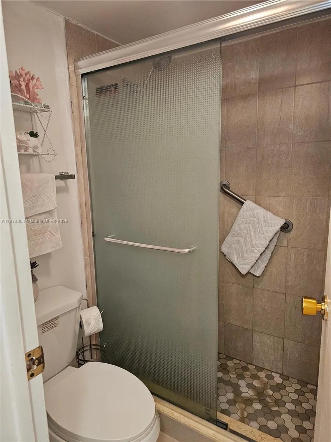 Property Slideshow image 16 of 25 | 20400 w country club dr 315, Aventura, FL, 33180