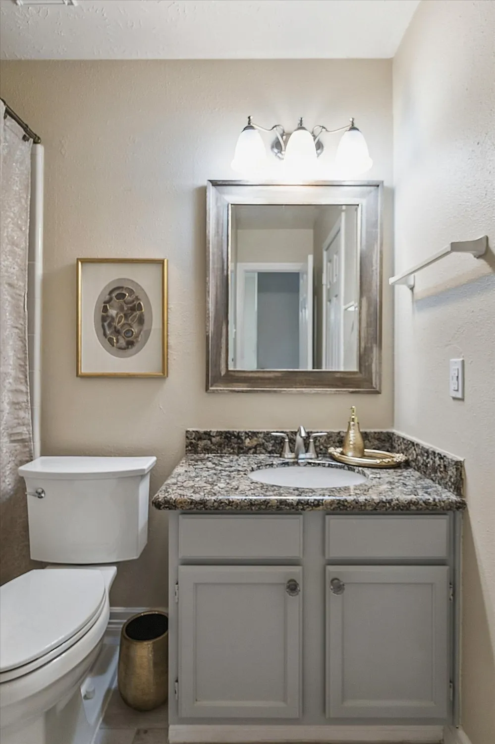 Property Slideshow image 14 of 19 | 3326 s country meadows ln, Pearland, TX, 77584