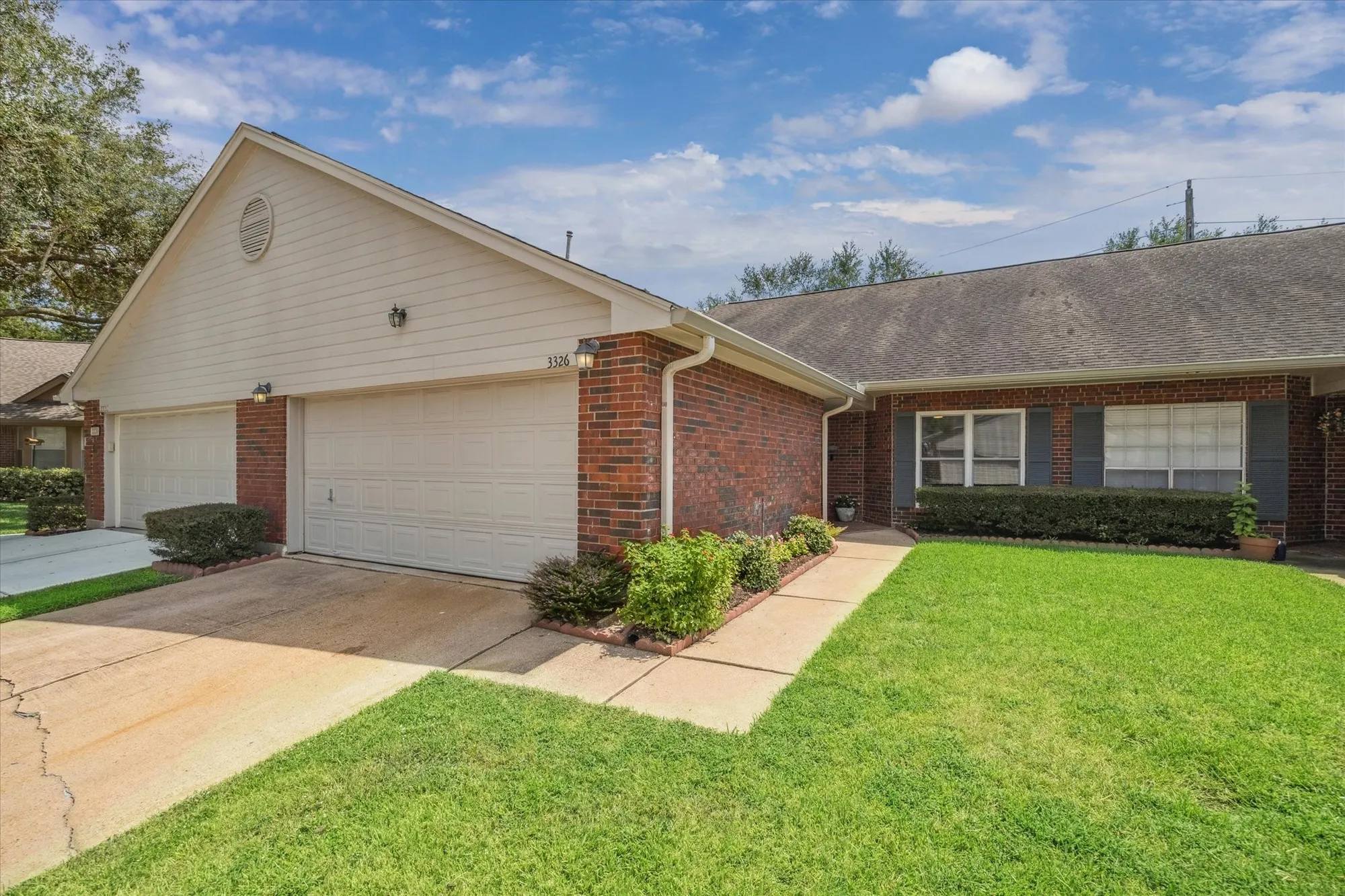 Property Slideshow image 1 of 19 | 3326 s country meadows ln, Pearland, TX, 77584