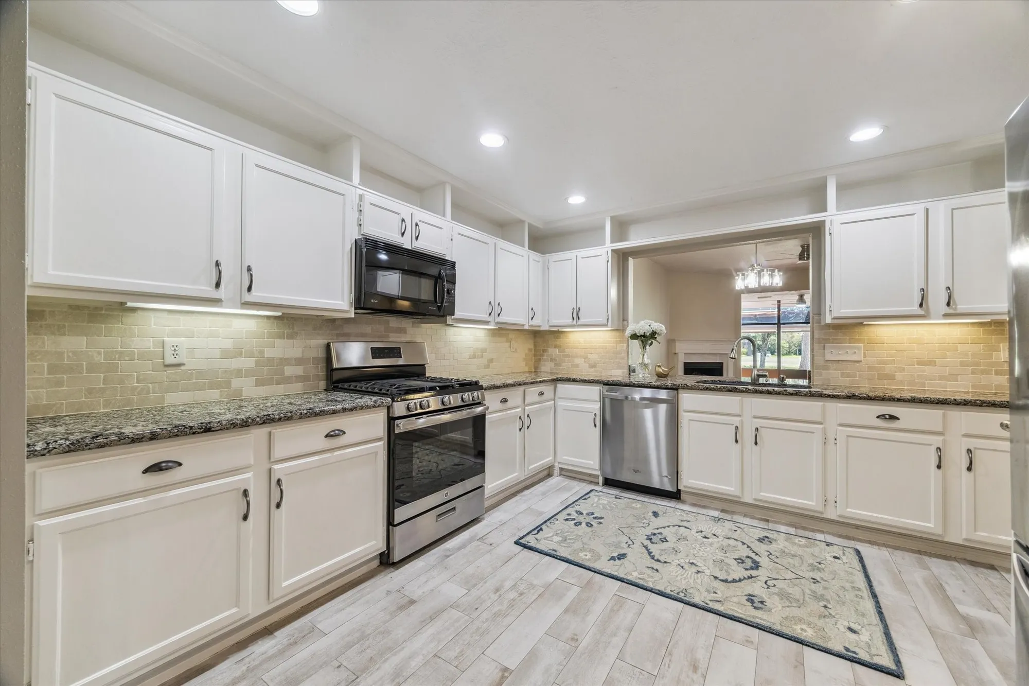 Property Slideshow image 10 of 19 | 3326 s country meadows ln, Pearland, TX, 77584