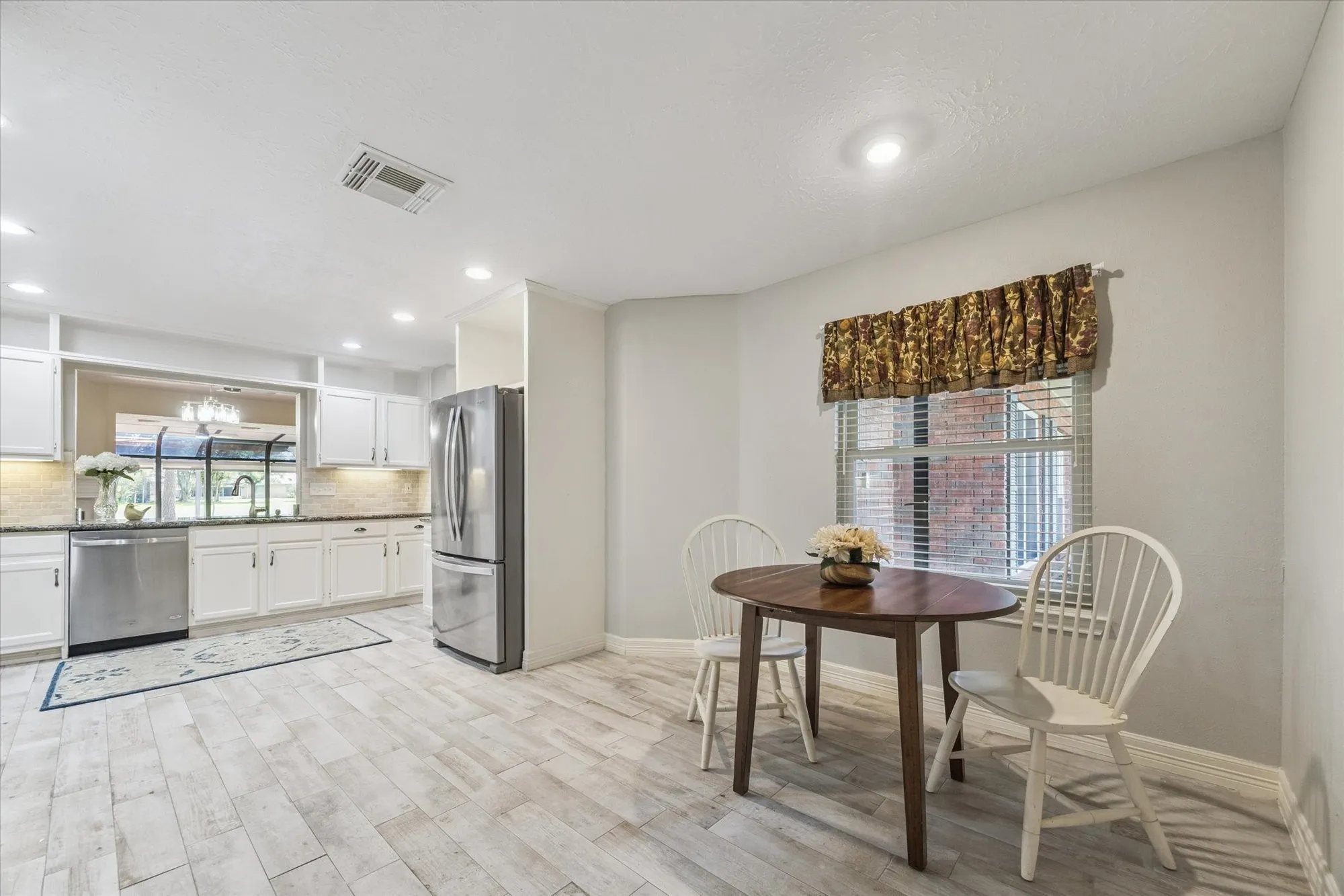 Property Slideshow image 7 of 19 | 3326 s country meadows ln, Pearland, TX, 77584