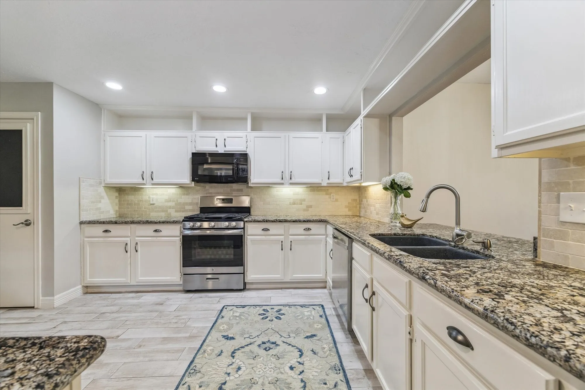 Property Slideshow image 8 of 19 | 3326 s country meadows ln, Pearland, TX, 77584