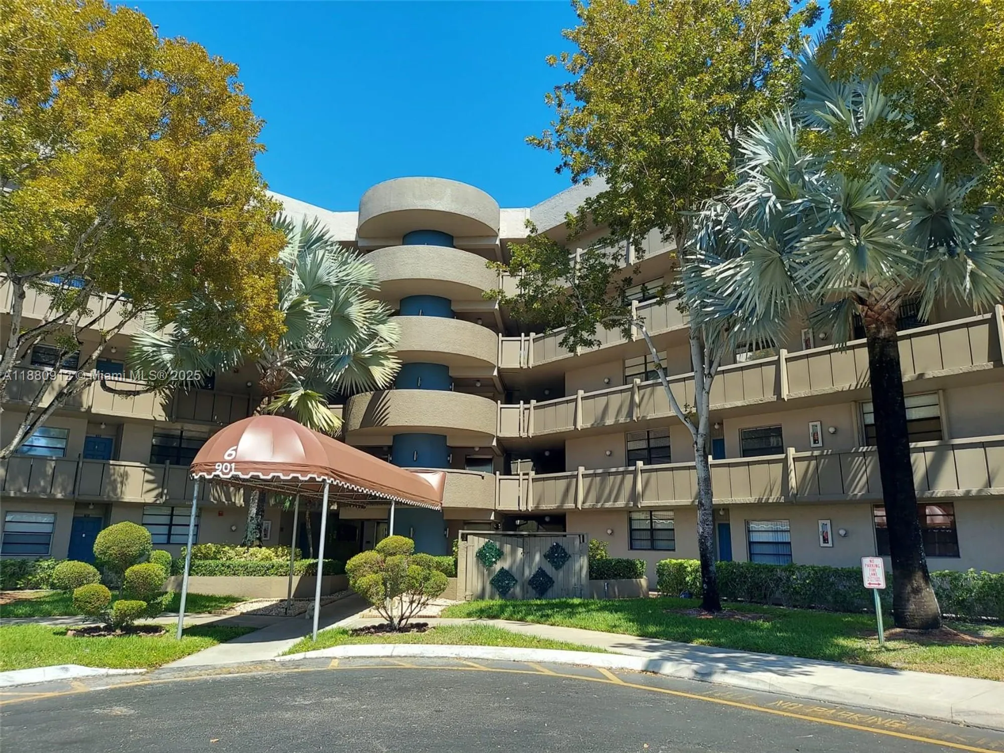 Property Slideshow image 2 of 31 | 901 colony point cir 304, Pembroke Pines, FL, 33026