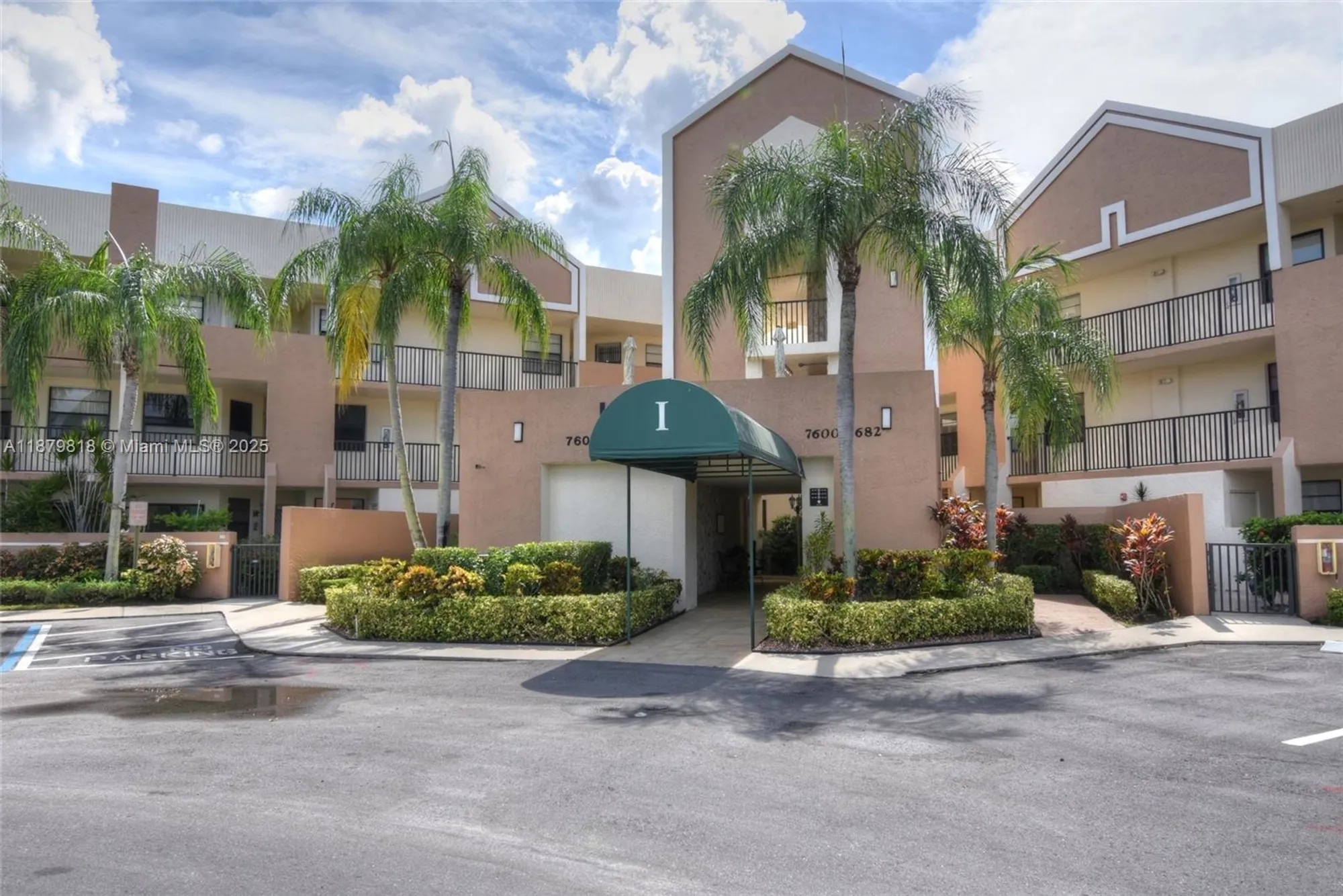 Property Slideshow image 3 of 58 | 7632 fairfax dr # 7632, Tamarac, FL, 33321