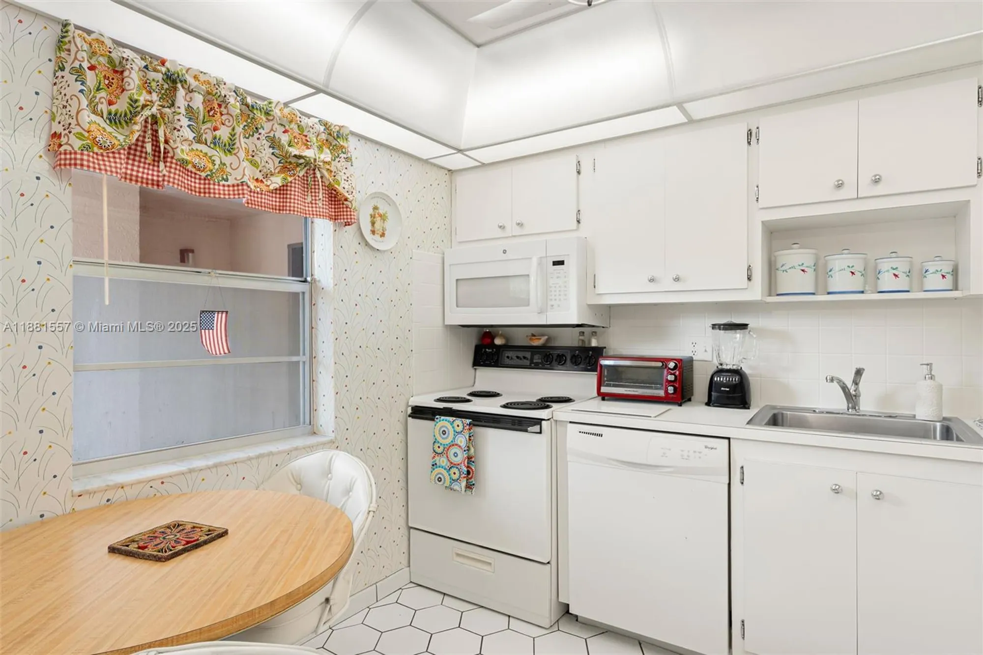 Property Slideshow image 4 of 20 | 1005 country club dr 405, Margate, FL, 33063