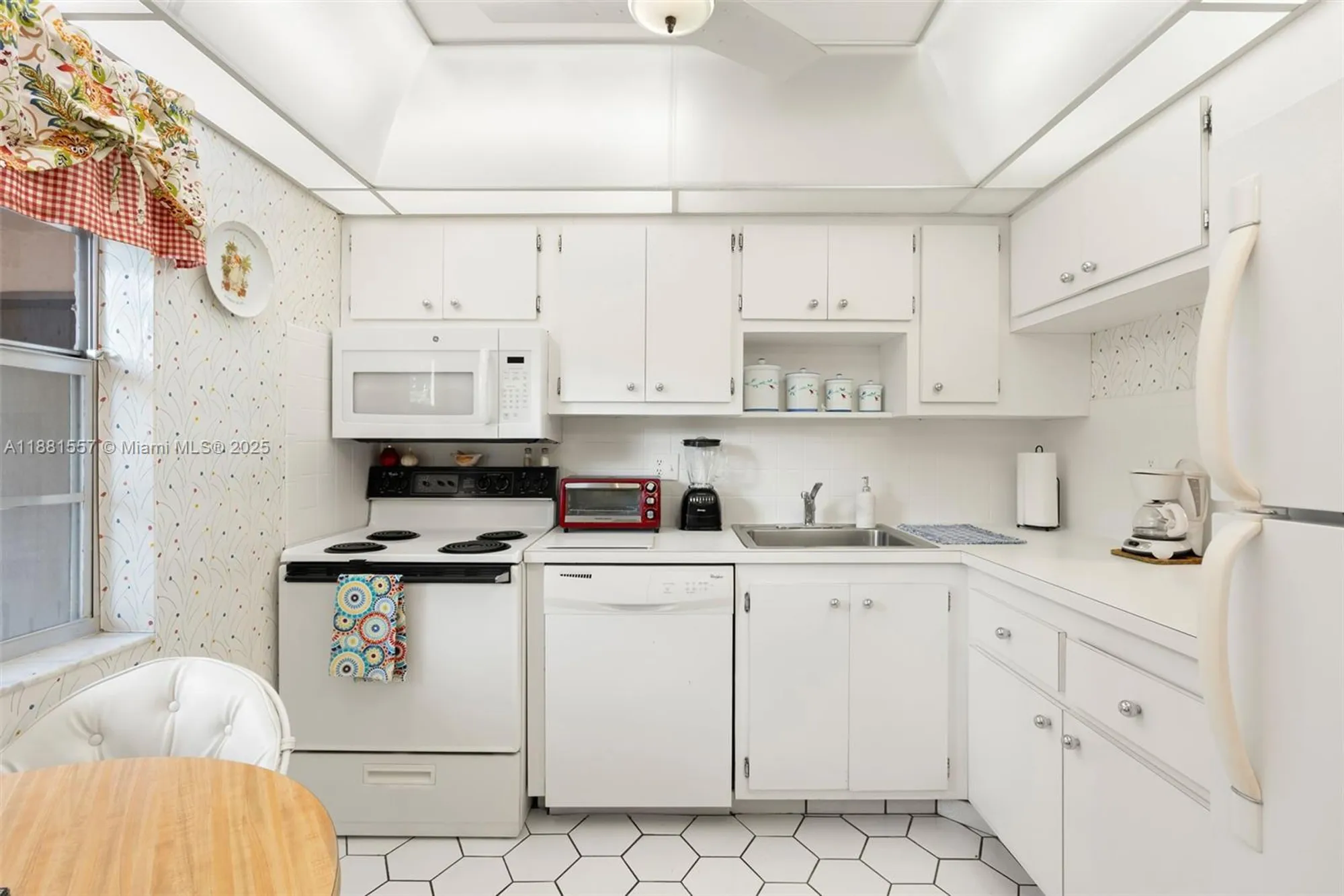 Property Slideshow image 5 of 20 | 1005 country club dr 405, Margate, FL, 33063