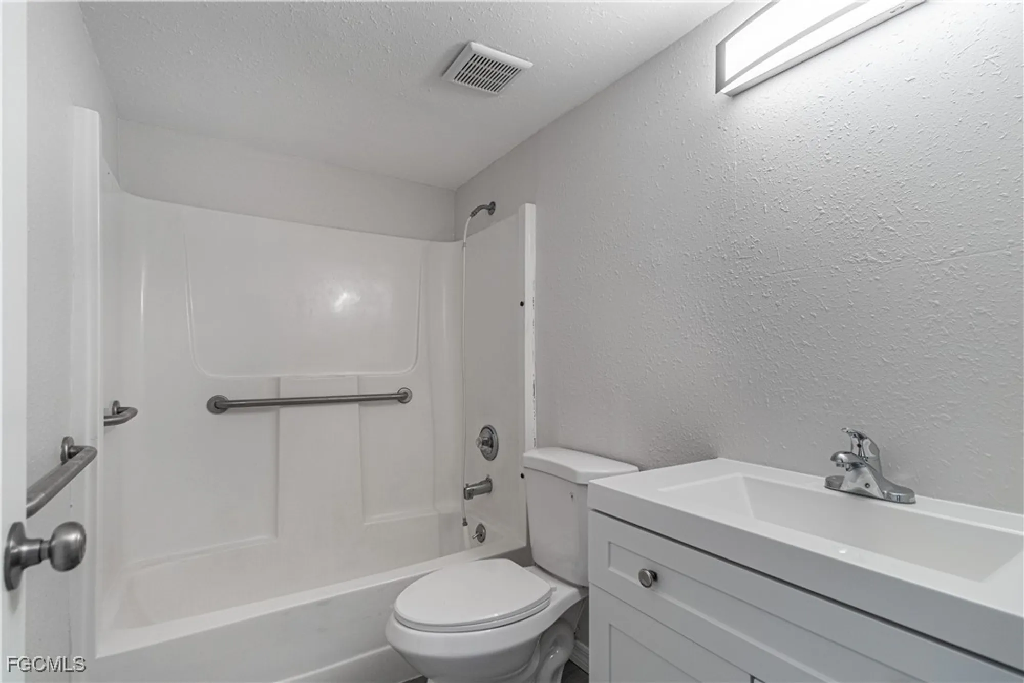Property Slideshow image 7 of 34 | 7410 lake breeze dr 508, Fort Myers, FL, 33907