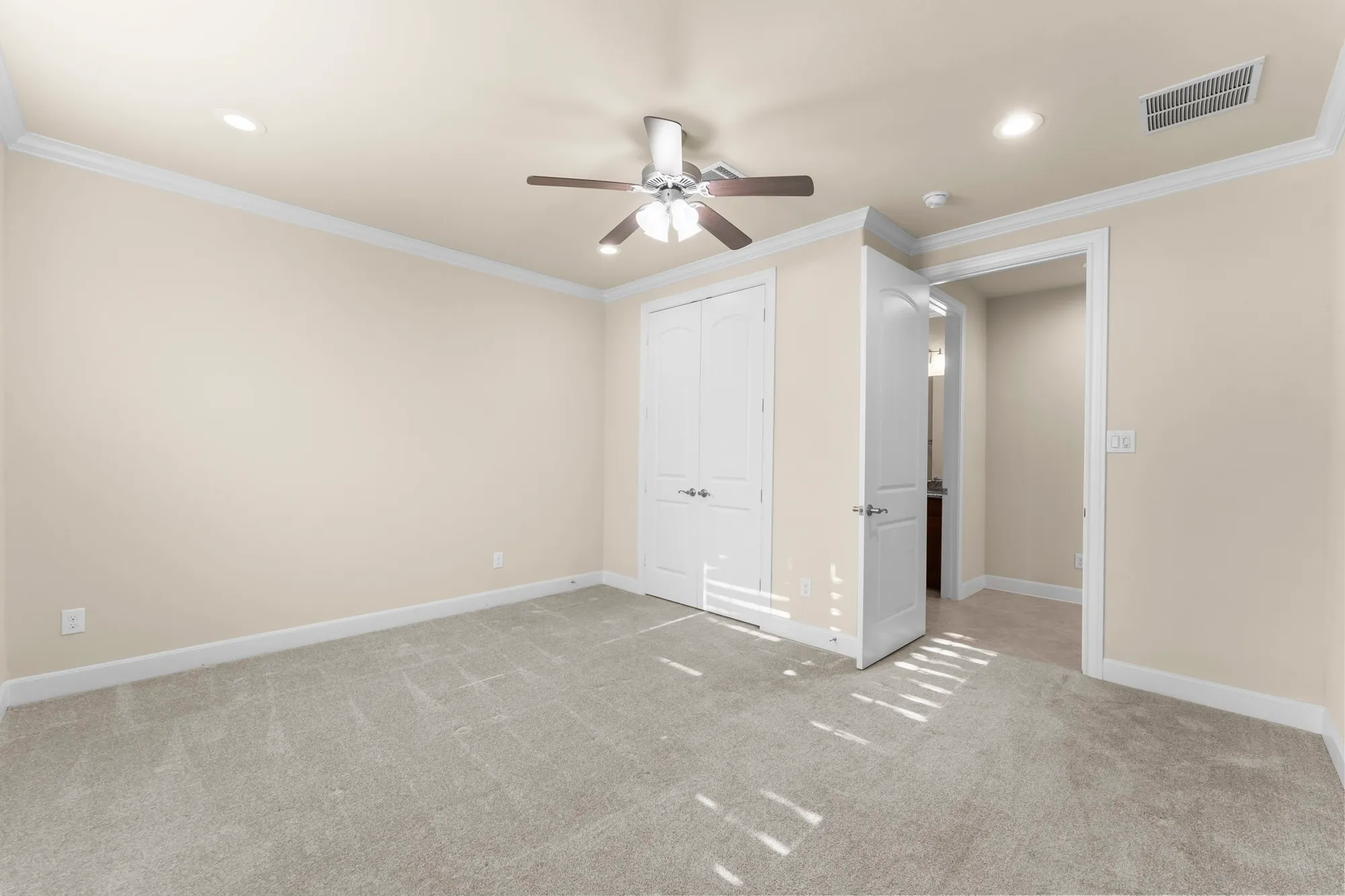 Property Slideshow image 17 of 38 | 8 s elderberry trl, Montgomery, TX, 77316