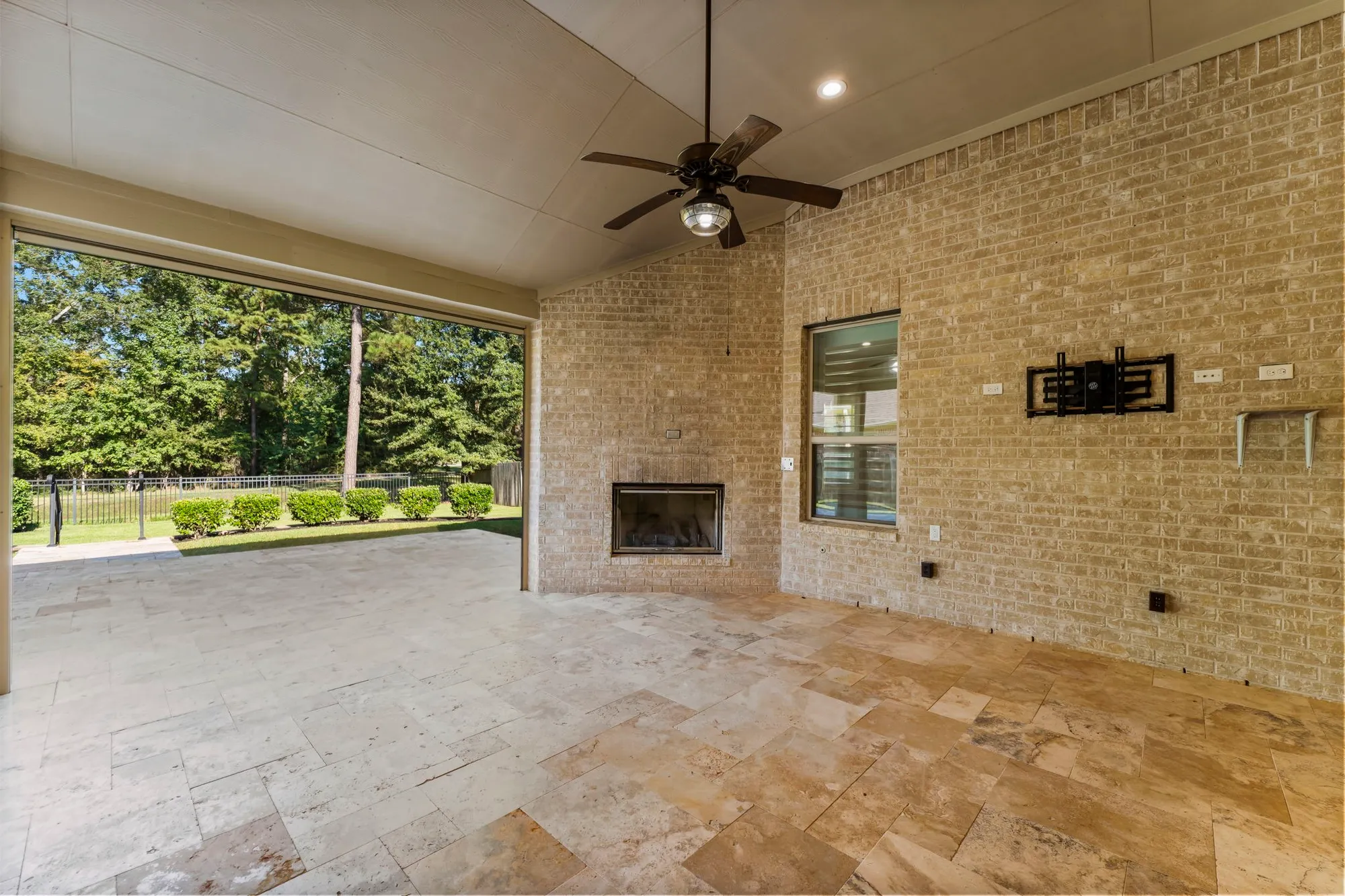 Property Slideshow image 28 of 38 | 8 s elderberry trl, Montgomery, TX, 77316