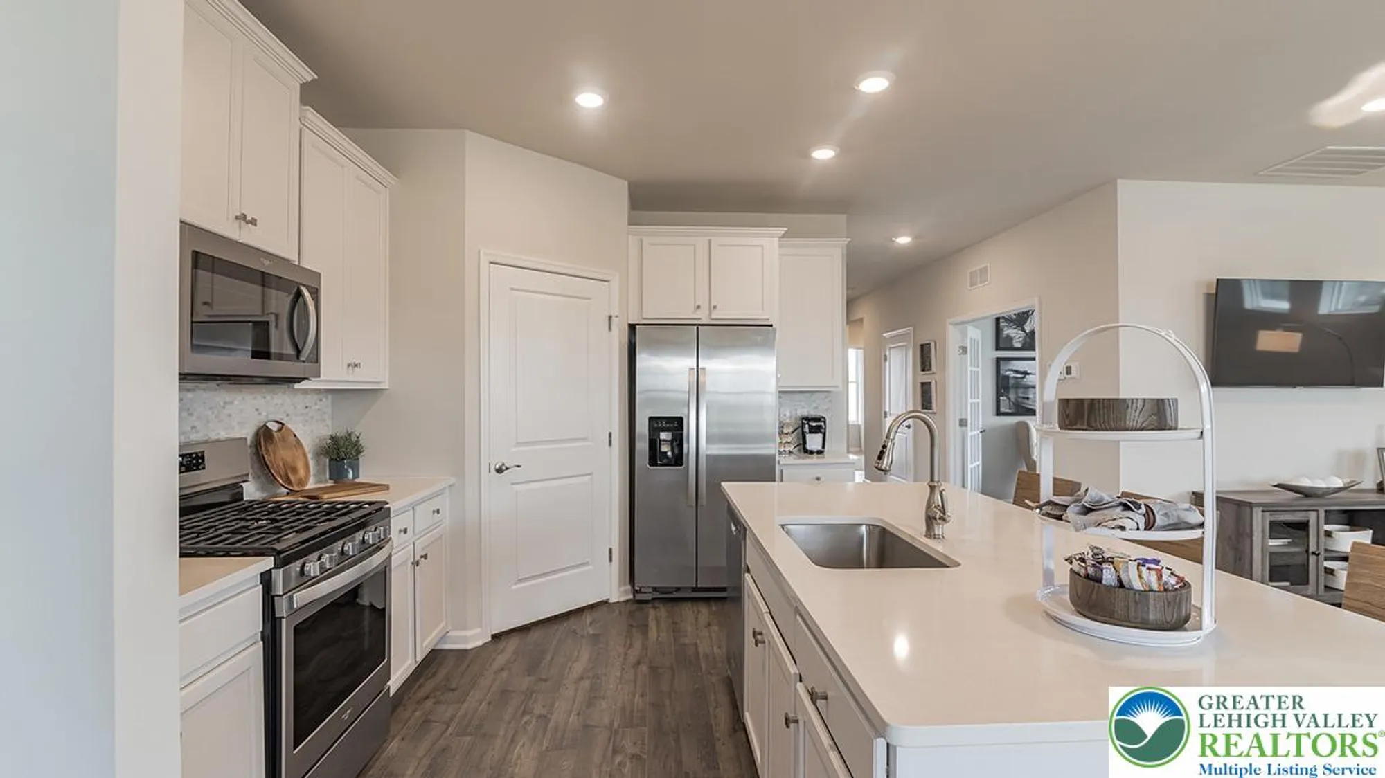 Property Slideshow image 8 of 17 | 1538 dresden dr, Breinigsville, PA, 18031