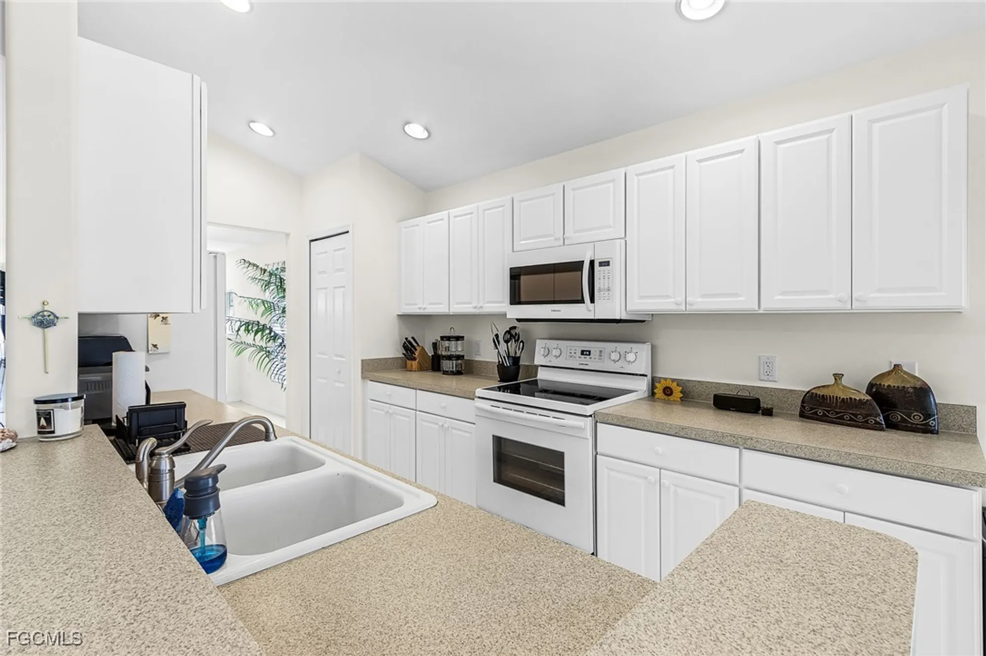 Property Slideshow image 6 of 25 | 11015 mill creek way 1108, Fort Myers, FL, 33913