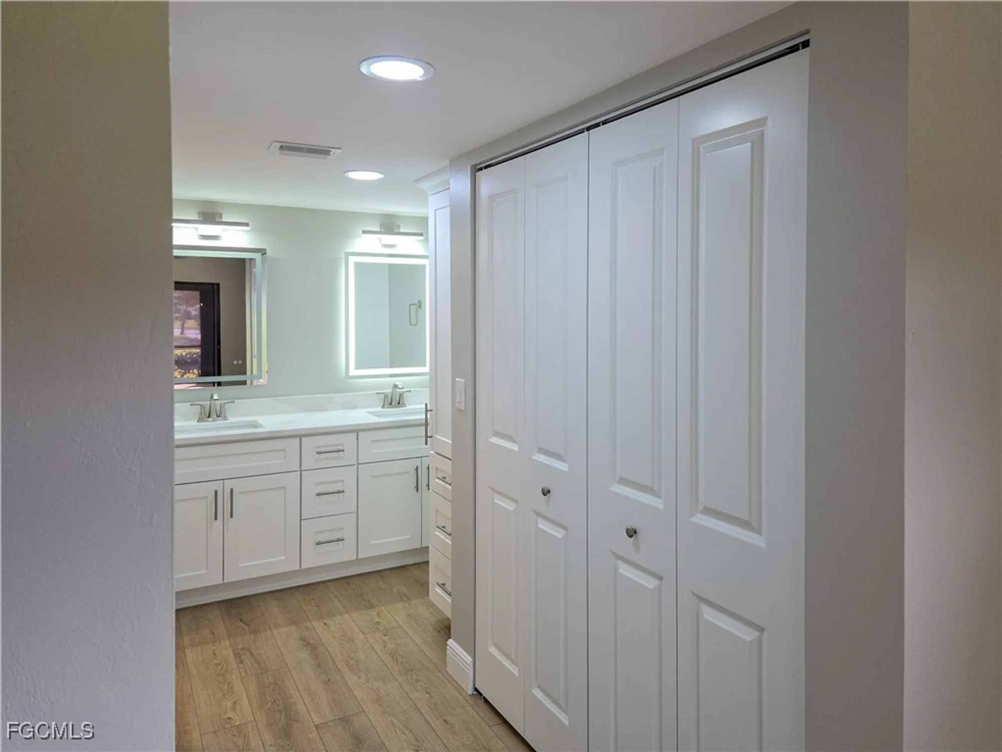 Property Slideshow image 12 of 28 | 5790 trailwinds dr 111, Fort Myers, FL, 33907