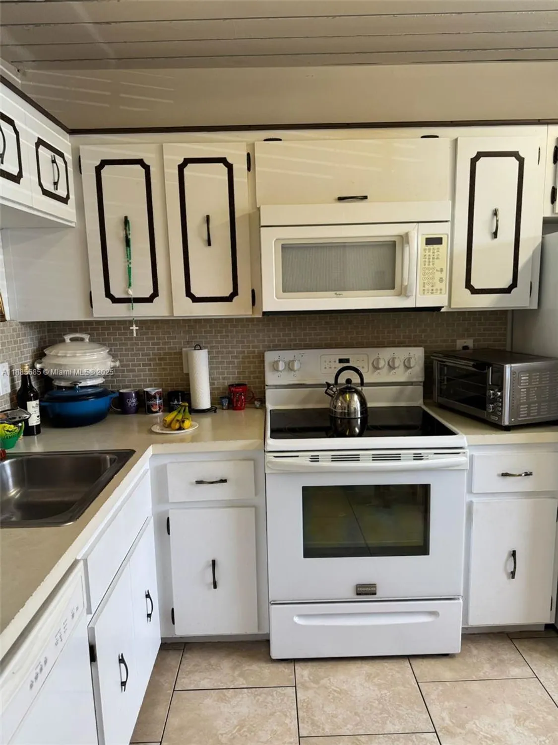 Property Slideshow image 3 of 30 | 3551 inverrary dr apt 208, Lauderhill, FL, 33319