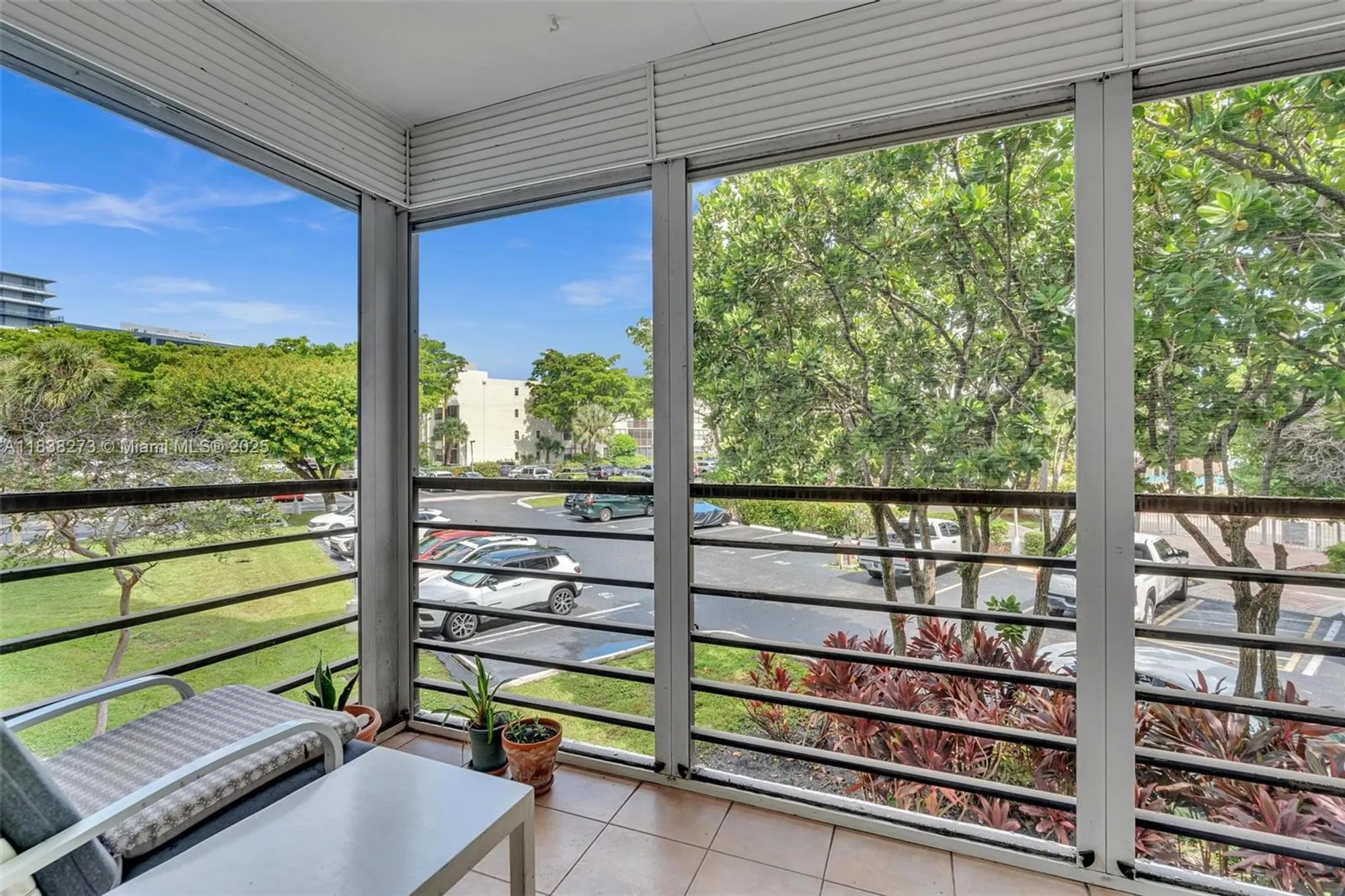 Property Slideshow image 10 of 43 | 20400 w country club dr 215, Aventura, FL, 33180