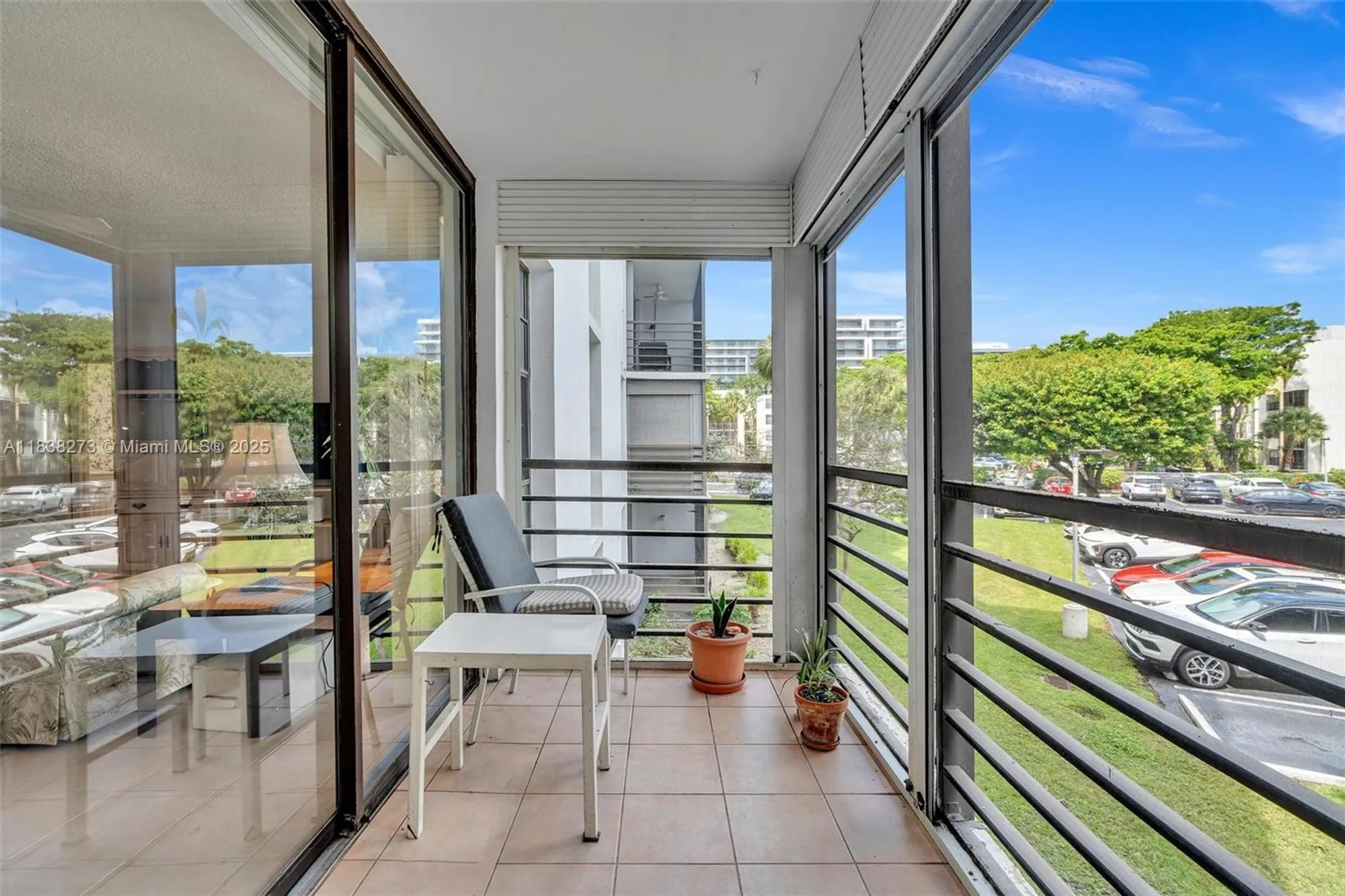 Property Slideshow image 11 of 43 | 20400 w country club dr 215, Aventura, FL, 33180