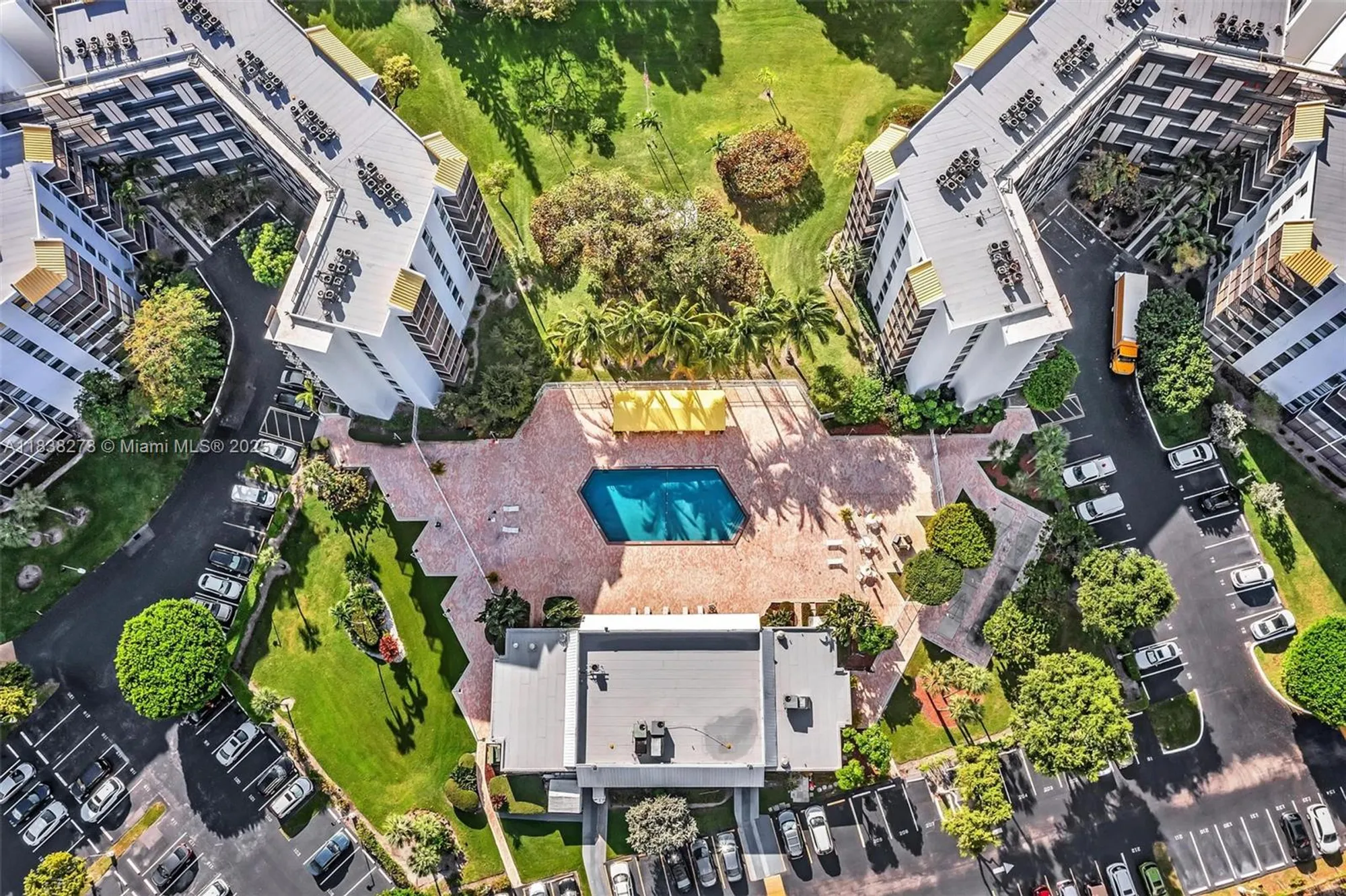 Property Slideshow image 35 of 43 | 20400 w country club dr 215, Aventura, FL, 33180