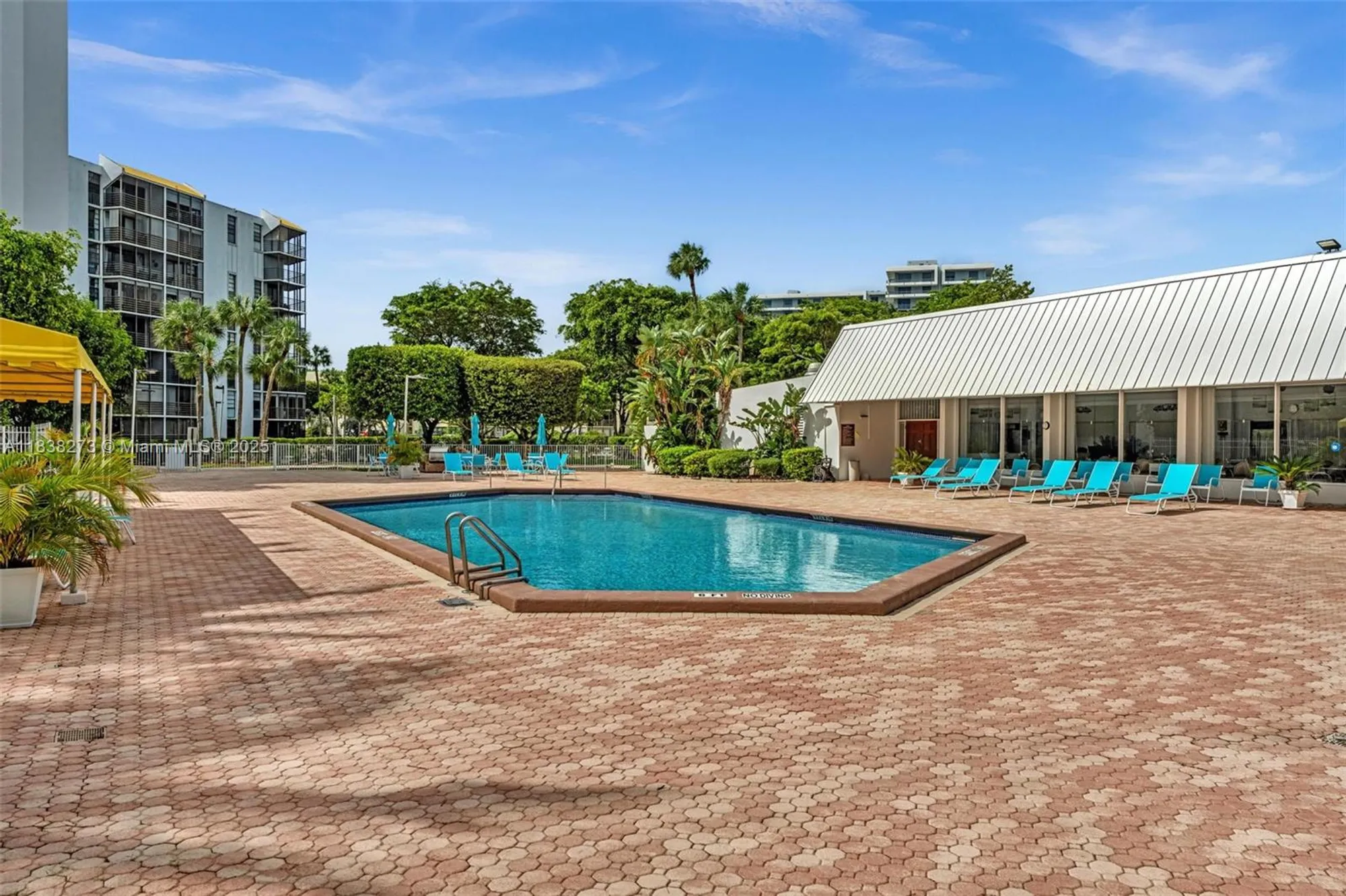Property Slideshow image 32 of 43 | 20400 w country club dr 215, Aventura, FL, 33180