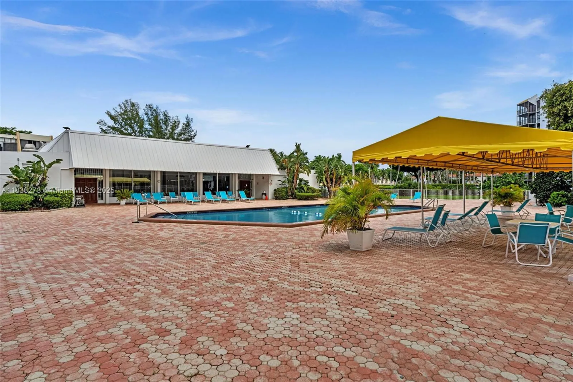 Property Slideshow image 33 of 43 | 20400 w country club dr 215, Aventura, FL, 33180