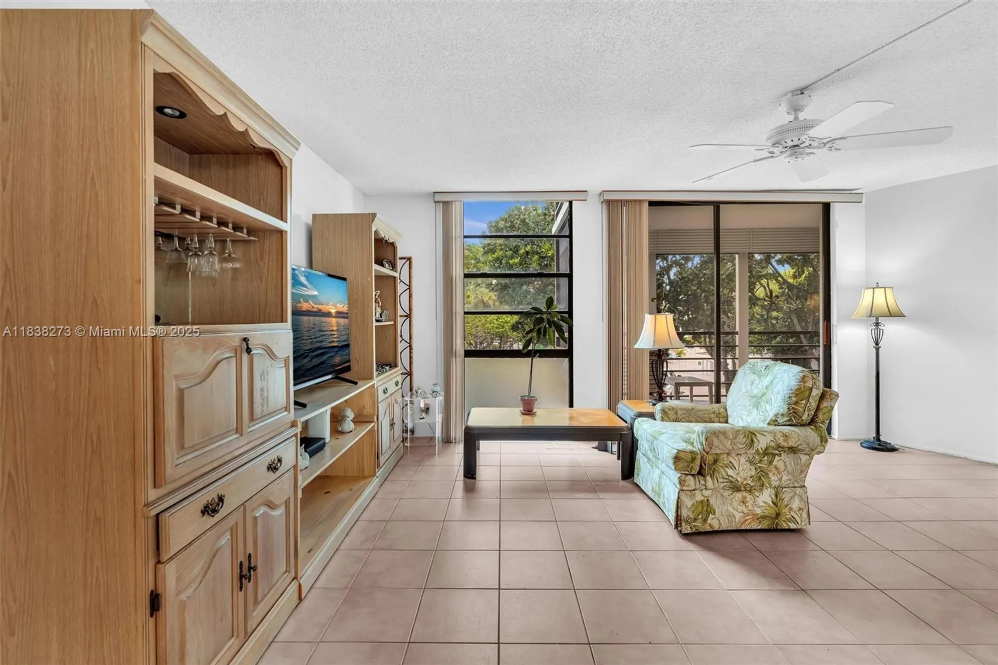 Property Slideshow image 4 of 43 | 20400 w country club dr 215, Aventura, FL, 33180